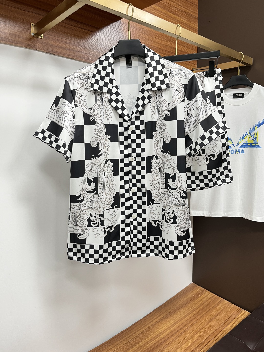 NO:518665,Versace couples styles are not just home clothes, you can wear them when you go out. 2025 summer new styles, home clothes, short sleeves, shorts, suits, counters, Korean high-end custom ice silk fabrics, breathable and comfortable, impeccable details, brand elements design concept, reflecting high quality. The feel is delicate and soft!  It is casually cut, with a great upper body style!  Code number M-3XL Please report height and weight by placing an order, versace, shorts, T-shirt, alexander wang19860909范思哲 情侣款 不仅仅是家居服 外出也能穿 2025夏季新款 家居服 短袖 短裤 套装,专柜韩国高级定制冰丝面料 透气舒适度高,细节无可挑剔,品牌元素设计理念,体现高品质.手感细腻柔软！呈现休闲裁剪,上身版型超赞！码数M-3XL 下单请报身高体重,,versace,shorts,T-shirt,alexander wang,Men's clothing