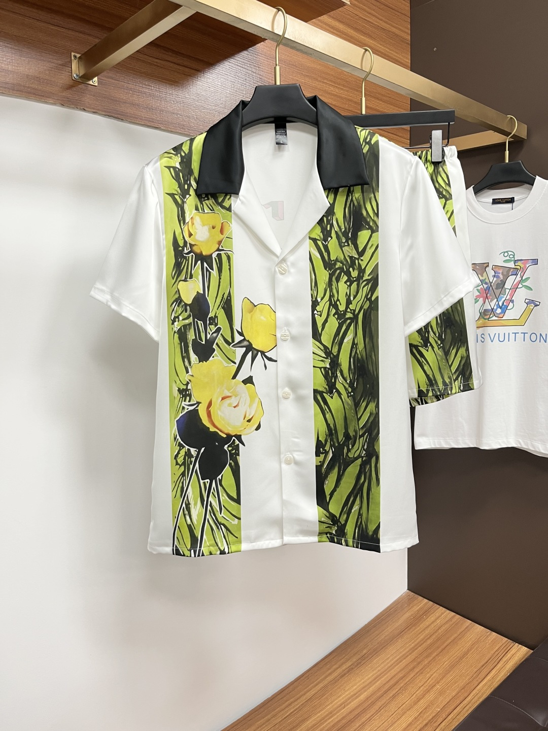 NO:518668,DG couples style, not only home clothes, you can wear them when you go out. 2025 summer new style, home clothes, short sleeves, shorts, suits, counters, Korean high-end custom ice silk fabrics, breathable and comfortable, impeccable details, brand elements design concept, reflecting high quality. The feel is delicate and soft!  It is casually cut, with a great upper body style!  Number of code M-3XL Please report height and weight to place an order, shorts, T-shirt, alexander wang19860909DG 情侣款 不仅仅是家居服 外出也能穿 2025夏季新款 家居服 短袖 短裤 套装,专柜韩国高级定制冰丝面料 透气舒适度高,细节无可挑剔,品牌元素设计理念,体现高品质.手感细腻柔软！呈现休闲裁剪,上身版型超赞！码数M-3XL 下单请报身高体重,,shorts,T-shirt,alexander wang,Men's clothing