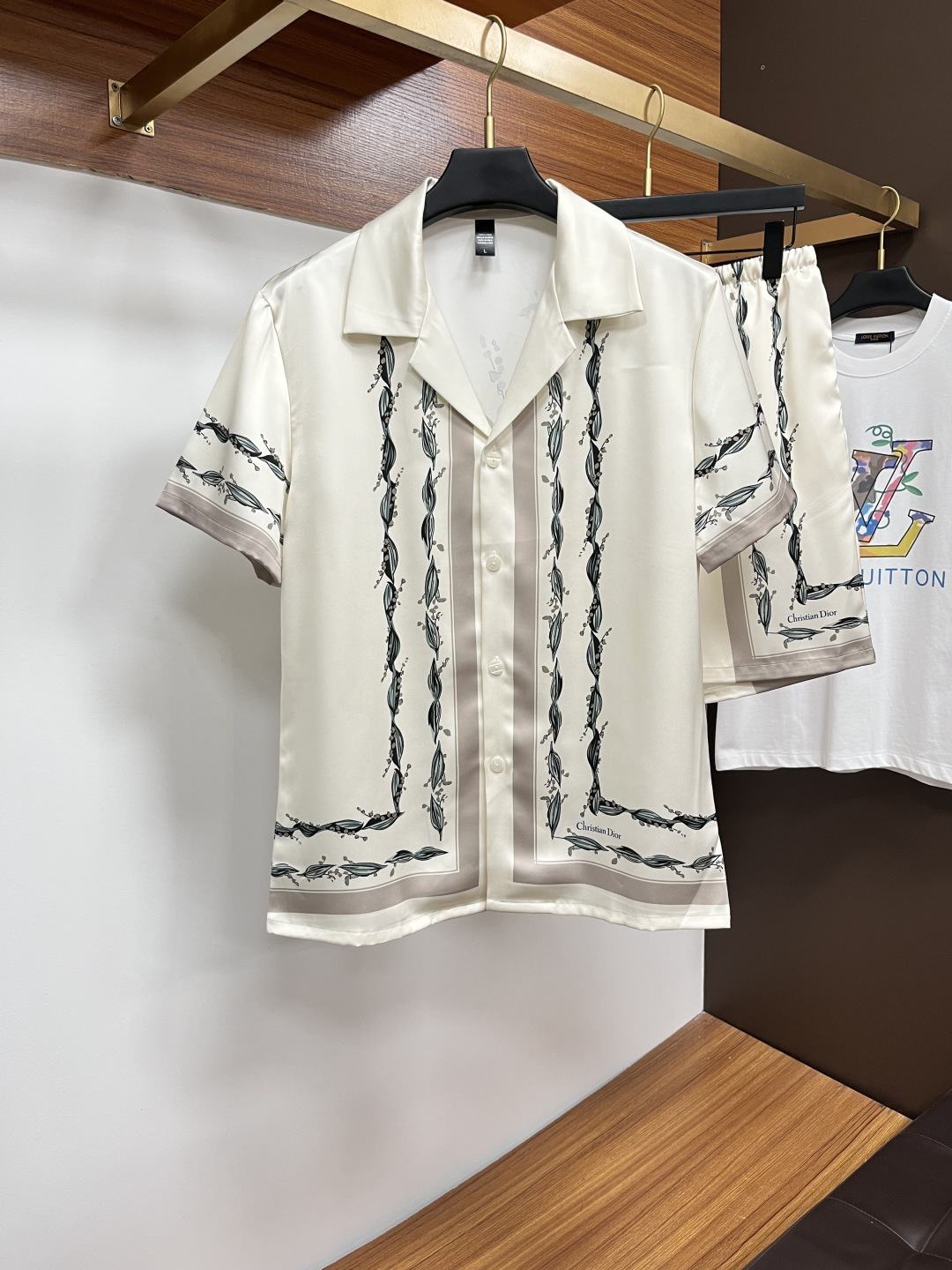 NO:518671,Dior couples styles are not just home clothes, you can wear them when you go out. 2025 summer new styles, home clothes, short sleeves, shorts suits, counters, Korean high-end custom ice silk fabrics, breathable and comfortable, impeccable details, brand elements design concept, reflecting high quality. The feel is delicate and soft!  It is casually cut, with a great upper body style!  Number of code M-3XL Please report height and weight by placing an order, dior, shorts, T-shirt, alexander wang19860909迪奥 情侣款 不仅仅是家居服 外出也能穿 2025夏季新款 家居服 短袖 短裤 套装,专柜韩国高级定制冰丝面料 透气舒适度高,细节无可挑剔,品牌元素设计理念,体现高品质.手感细腻柔软！呈现休闲裁剪,上身版型超赞！码数M-3XL 下单请报身高体重,,dior,shorts,T-shirt,alexander wang,Men's clothing