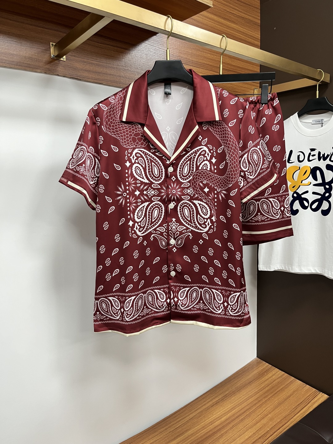 NO:518674,Versace couples styles are not just home clothes, you can wear them when you go out. 2025 summer new styles, home clothes, short sleeves, shorts, suits, counters, Korean high-end custom ice silk fabrics, breathable and comfortable, impeccable details, brand elements design concept, reflecting high quality. The feel is delicate and soft!  It is casually cut, with a great upper body style!  Code number M-3XL Please report height and weight by placing an order, versace, shorts, T-shirt, alexander wang19860909范思哲 情侣款 不仅仅是家居服 外出也能穿 2025夏季新款 家居服 短袖 短裤 套装,专柜韩国高级定制冰丝面料 透气舒适度高,细节无可挑剔,品牌元素设计理念,体现高品质.手感细腻柔软！呈现休闲裁剪,上身版型超赞！码数M-3XL 下单请报身高体重,,versace,shorts,T-shirt,alexander wang,Men's clothing