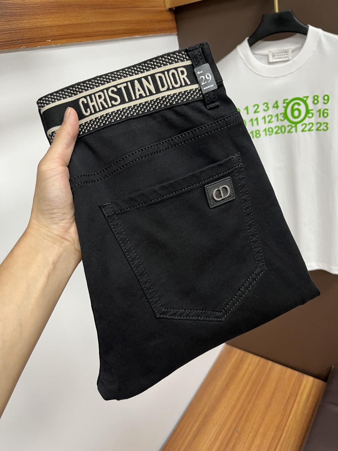 NO:519616,Dior's latest summer 2025 jeans are stress-free when entering and leaving the store. Hot-selling counters. Taste and value are shared. They are very comfortable to wear. Low-key and luxurious. They are very classy when worn. There is no need to say much about the style and cutting of the pants. The upper body is exquisite and vivid. The truly first-class quality is a top-notch material. The real palace-grade casual pants are made of Turkey cotton and produce the most famous tannin fabric. The quality is excellent. The pants are soft after heavy washing. The straight-footed style is not picky. The upper body is absolutely stylish. L25 is extremely luxurious!  Size 29-38, Dior, Jeans, Alexander wang19860909迪奥 2025年夏季最新品牛仔裤出入专卖店无压力 专柜热销款 品味与价值共享 身穿着非常舒适 低调不失奢华 穿出去非常有档次,裤型款式和裁剪亦无需多言 上身精致跃然.真正一等一顶级质料 真正殿堂级的休闲裤,选用土耳其的棉花 生产出最有名的单宁布 品质卓然 经过重水洗使得裤子很柔软 直脚的版型 不挑人 上身绝对的有型 L25 极度奢华！尺码29-38,,dior,jeans,alexander wang,Men's clothing