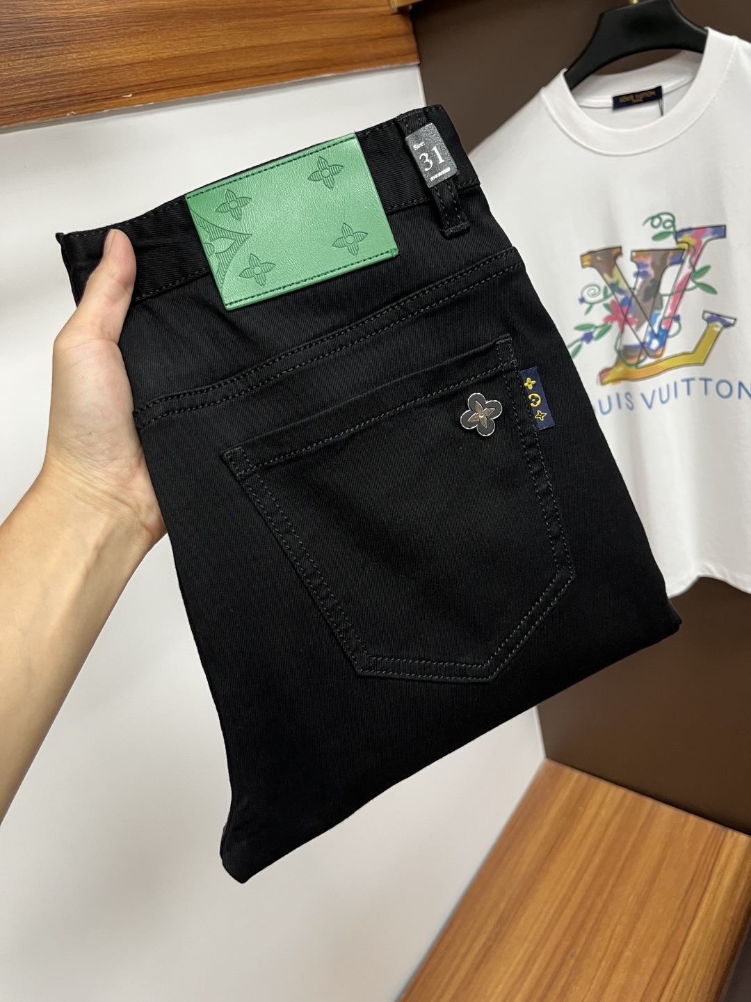 NO:517276,LV The latest jeans in summer 2025 are stress-free when entering and leaving the store. Hot-selling counters. Taste and value are shared. They are very comfortable to wear. Low-key and luxurious. They are very classy when worn. There is no need to say much about the style and cutting of the pants. The upper body is exquisite and vivid. The truly first-class quality is a top-notch material. The real palace-grade casual pants are made of Turkey cotton and produce the most famous tannin fabric. The quality is excellent. The pants are soft after heavy washing. The straight-footed style is not picky. The upper body is absolutely stylish. L25 is extremely luxurious!  Size 29-38, louis vuitton,jeans,alexander wang19860909LV 2025年夏季最新品牛仔裤出入专卖店无压力 专柜热销款 品味与价值共享 身穿着非常舒适 低调不失奢华 穿出去非常有档次,裤型款式和裁剪亦无需多言 上身精致跃然.真正一等一顶级质料 真正殿堂级的休闲裤,选用土耳其的棉花 生产出最有名的单宁布 品质卓然 经过重水洗使得裤子很柔软 直脚的版型 不挑人 上身绝对的有型 L25 极度奢华！尺码29-38,,louis vuitton,jeans,alexander wang,Men's clothing