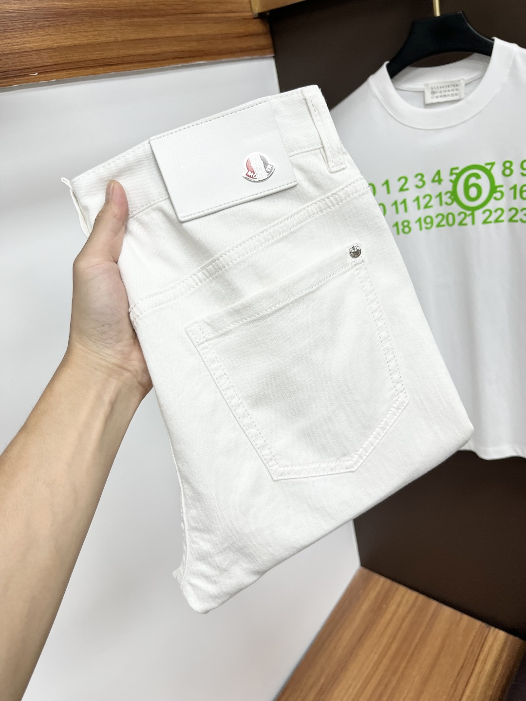 NO:517281,The latest jeans in summer 2025 are stress-free when entering and leaving the store. Hot-selling counters. Taste and value are shared. They are very comfortable to wear. Low-key and luxurious. They are very classy when worn. There is no need to say much about the style and cutting of the pants. The upper body is exquisite and vivid. The truly first-class quality is a top-notch material. The real palace-grade casual pants are made of Turkish cotton and produce the most famous tannin fabric. The quality is excellent. The pants are soft after heavy washing. The straight-footed style is not picky. The upper body is absolutely stylish. L25 is extremely luxurious!  Size 29-38, Moncler, jeans, alexander wang19860909蒙口 2025年夏季最新品牛仔裤出入专卖店无压力 专柜热销款 品味与价值共享 身穿着非常舒适 低调不失奢华 穿出去非常有档次,裤型款式和裁剪亦无需多言 上身精致跃然.真正一等一顶级质料 真正殿堂级的休闲裤,选用土耳其的棉花 生产出最有名的单宁布 品质卓然 经过重水洗使得裤子很柔软 直脚的版型 不挑人 上身绝对的有型 L25 极度奢华！尺码29-38,,Moncler,jeans,alexander wang,Men's clothing