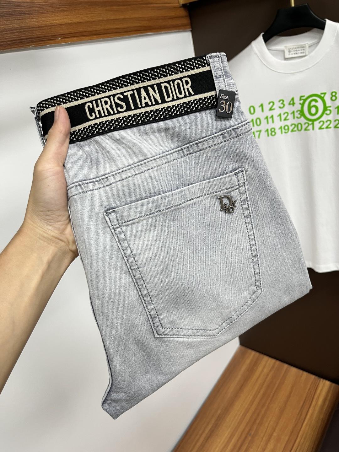 NO:517286,Dior's latest summer 2025 jeans are stress-free when entering and leaving the store. Hot-selling counters. Taste and value are shared. They are very comfortable to wear. Low-key and luxurious. They are very classy when worn. There is no need to say much about the style and cutting of the pants. The upper body is exquisite and vivid. The truly first-class quality is a top-notch material. The real palace-grade casual pants are made of Turkey cotton and produce the most famous tannin fabric. The quality is excellent. The pants are soft after heavy washing. The straight-footed style is not picky. The upper body is absolutely stylish. L25 is extremely luxurious!  Size 29-38, Dior, Jeans, Alexander wang19860909迪奥 2025年夏季最新品牛仔裤出入专卖店无压力 专柜热销款 品味与价值共享 身穿着非常舒适 低调不失奢华 穿出去非常有档次,裤型款式和裁剪亦无需多言 上身精致跃然.真正一等一顶级质料 真正殿堂级的休闲裤,选用土耳其的棉花 生产出最有名的单宁布 品质卓然 经过重水洗使得裤子很柔软 直脚的版型 不挑人 上身绝对的有型 L25 极度奢华！尺码29-38,,dior,jeans,alexander wang,Men's clothing