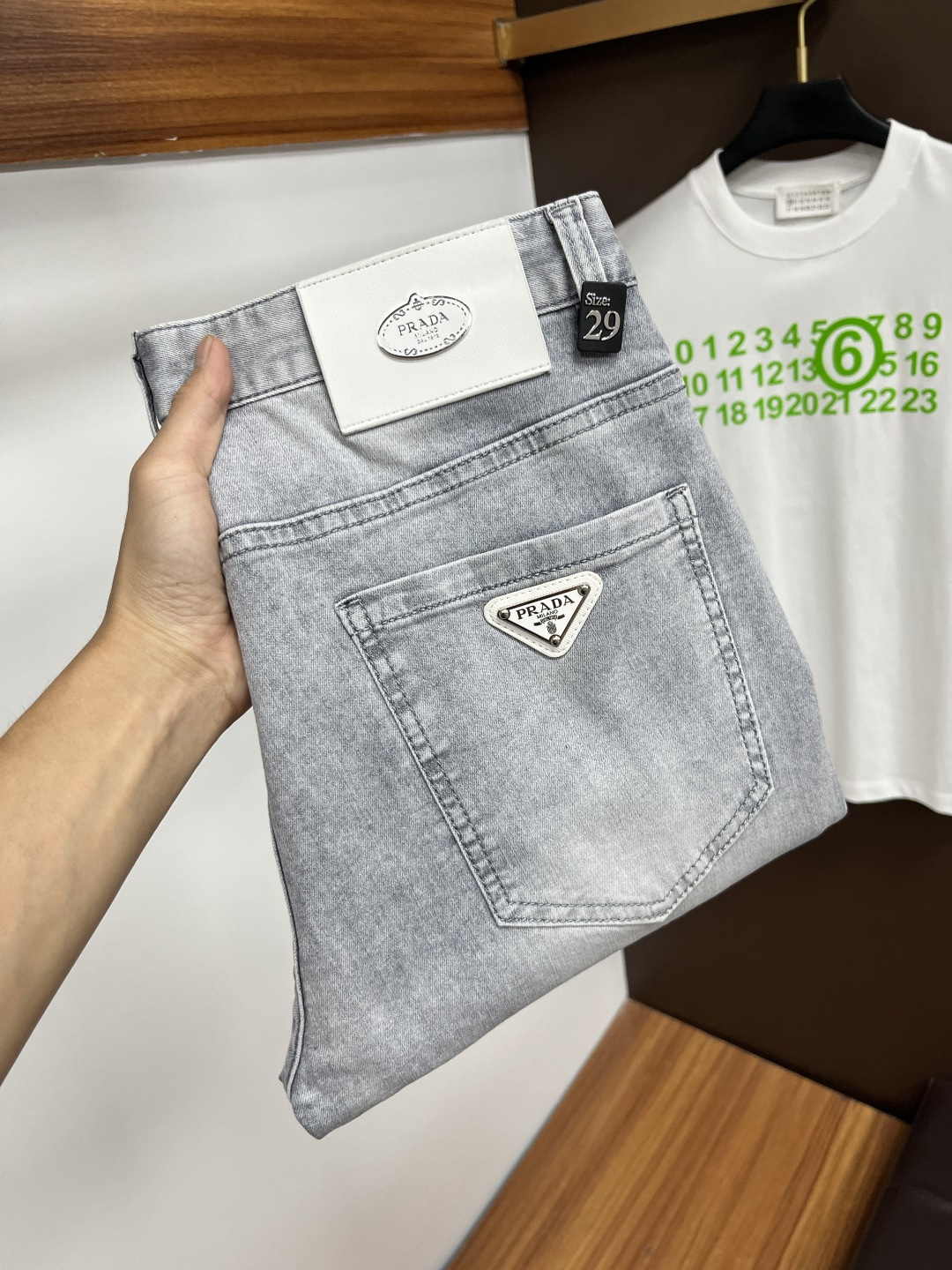 NO:517291,Prada's latest summer 2025 jeans are stress-free when entering and leaving the store. The counter is popular. Taste and value are shared. It is very comfortable to wear. It is low-key and luxurious. It is very classy when worn. The trouser style and cutting are not much to say. The upper body is exquisite and vivid. It is truly first-class and top-quality. The real palace-grade casual pants are made of Turkey cotton and produce the most famous tannin cloth. The quality is excellent. It is heavy washing and makes the pants very soft. The straight-footed style is not picky. The upper body is absolutely stylish. L25 is extremely luxurious!  Size 29-38, prada, jeans, alexander wang19860909普拉达 2025年夏季最新品牛仔裤出入专卖店无压力 专柜热销款 品味与价值共享 身穿着非常舒适 低调不失奢华 穿出去非常有档次,裤型款式和裁剪亦无需多言 上身精致跃然.真正一等一顶级质料 真正殿堂级的休闲裤,选用土耳其的棉花 生产出最有名的单宁布 品质卓然 经过重水洗使得裤子很柔软 直脚的版型 不挑人 上身绝对的有型 L25 极度奢华！尺码29-38,,prada,jeans,alexander wang,Men's clothing