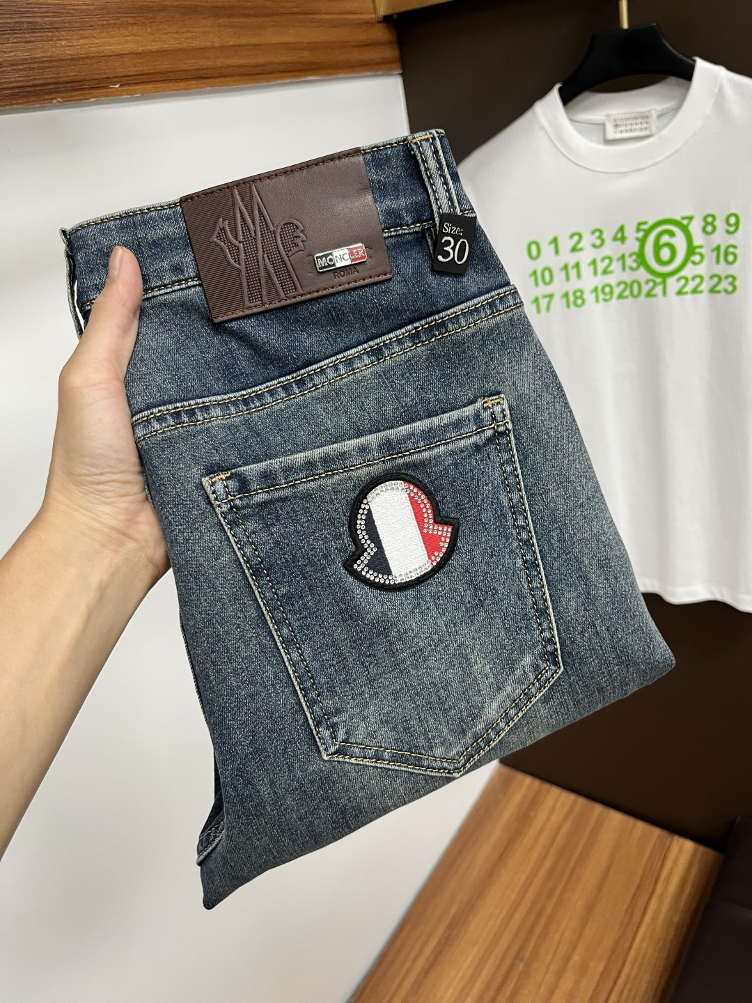 NO:519619,The latest jeans in summer 2025 are stress-free when entering and leaving the store. Hot-selling counters. Taste and value are shared. They are very comfortable to wear. Low-key and luxurious. They are very classy when worn. There is no need to say much about the style and cutting of the pants. The upper body is exquisite and vivid. The truly first-class quality is a top-notch material. The real palace-grade casual pants are made of Turkey cotton and produce the most famous tannin fabric. The quality is excellent. The pants are soft after heavy washing. The straight-footed style is not picky. The upper body is absolutely stylish. L25 is extremely luxurious!  Size 29-38, Moncler, jeans, alexander wang19860909蒙口 2025年夏季最新品牛仔裤出入专卖店无压力 专柜热销款 品味与价值共享 身穿着非常舒适 低调不失奢华 穿出去非常有档次,裤型款式和裁剪亦无需多言 上身精致跃然.真正一等一顶级质料 真正殿堂级的休闲裤,选用土耳其的棉花 生产出最有名的单宁布 品质卓然 经过重水洗使得裤子很柔软 直脚的版型 不挑人 上身绝对的有型 L25 极度奢华！尺码29-38,,Moncler,jeans,alexander wang,Men's clothing