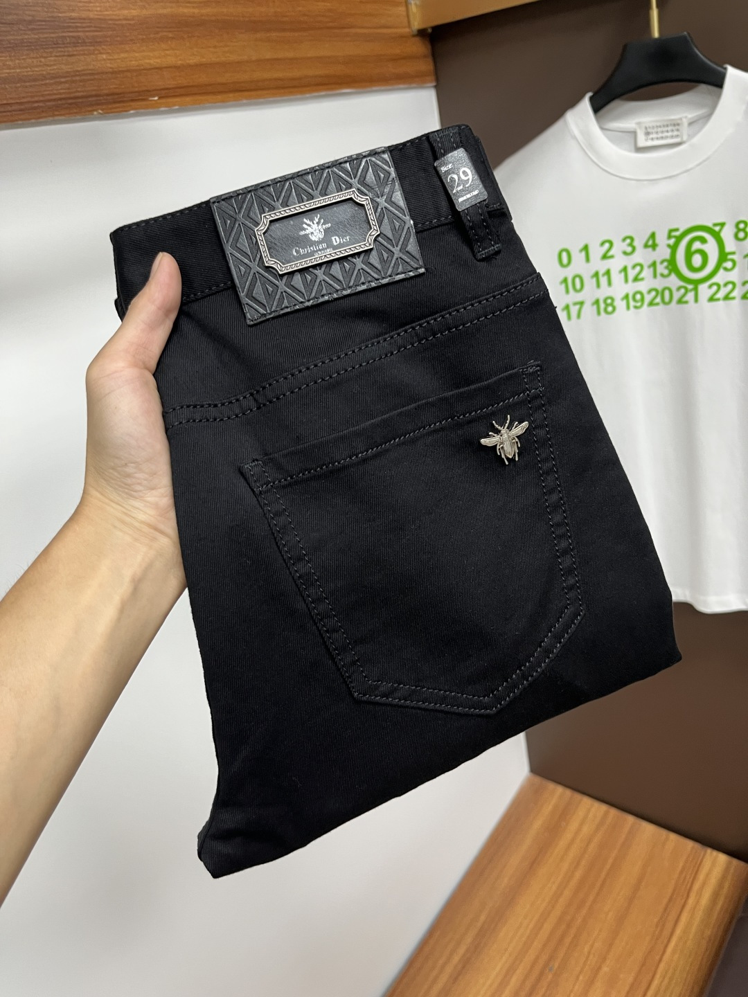 NO:519621,Dior's latest summer 2025 jeans are stress-free when entering and leaving the store. Hot-selling counters. Taste and value are shared. They are very comfortable to wear. Low-key and luxurious. They are very classy when worn. There is no need to say much about the style and cutting of the pants. The upper body is exquisite and vivid. The truly first-class quality is a top-notch material. The real palace-grade casual pants are made of Turkey cotton and produce the most famous tannin fabric. The quality is excellent. The pants are soft after heavy washing. The straight-footed style is not picky. The upper body is absolutely stylish. L25 is extremely luxurious!  Size 29-38, Dior, Jeans, Alexander wang19860909迪奥 2025年夏季最新品牛仔裤出入专卖店无压力 专柜热销款 品味与价值共享 身穿着非常舒适 低调不失奢华 穿出去非常有档次,裤型款式和裁剪亦无需多言 上身精致跃然.真正一等一顶级质料 真正殿堂级的休闲裤,选用土耳其的棉花 生产出最有名的单宁布 品质卓然 经过重水洗使得裤子很柔软 直脚的版型 不挑人 上身绝对的有型 L25 极度奢华！尺码29-38,,dior,jeans,alexander wang,Men's clothing