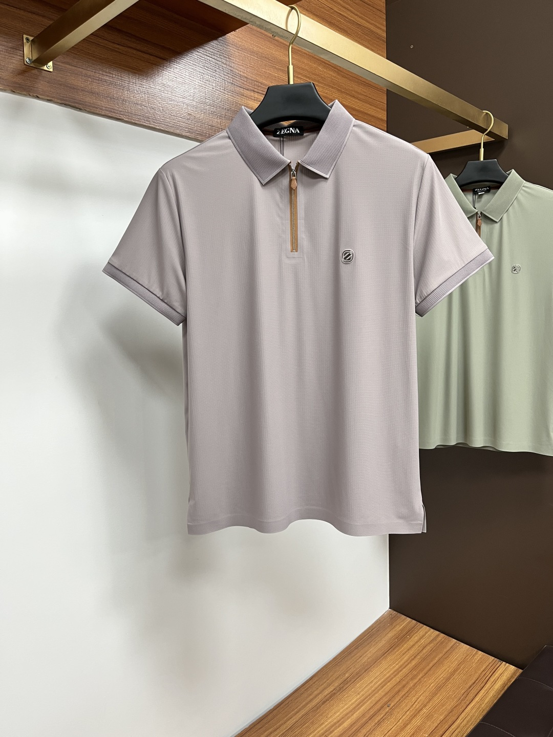 NO:522063,Jenia's classic Polo collar design in spring and summer 2025 is matched with simple single-breasted lines, neat and smooth lines, cleverly modifying the neck lines, showing elegant and gentlemanly style. The exquisite brand logo on the left chest adopts traceless pressing process, delicate and flat, and low-key reveals luxurious texture, showing the brand's ingenuity and quality pursuit in the subtleties. Selected high-quality fabrics, soft and smooth, breathable, and comfortable and comfortable to wear. Whether it is to attend a business occasion with casual trousers, showing professionalism and ability; or to combine with jeans to create a daily look to create a relaxed and comfortable atmosphere, it can be perfectly adapted. AM helps you interpret diverse styles with a calm attitude and show your unique taste. Size M-3XL, zegna, jeans, alexander wang19860909杰尼亚 2025春夏经典的Polo领设计,搭配简洁的单排扣,线条利落流畅,巧妙修饰颈部线条,彰显优雅绅士格调.左胸处精致的品牌标识,采用无痕压胶工艺,细腻而平整,低调间流露奢华质感,于细微之处展现品牌匠心与品质追求. 精选优质面料,触感柔软顺滑,透气性佳,穿着舒适自在.无论是搭配休闲西裤出席商务场合,展现专业干练；还是与牛仔裤组合打造日常造型,营造轻松惬意氛围,它都能完美适配,AM助你以从容姿态诠释多样风格,尽显独特品味. 尺码M-3XL,,zegna,jeans,alexander wang,Men's clothing