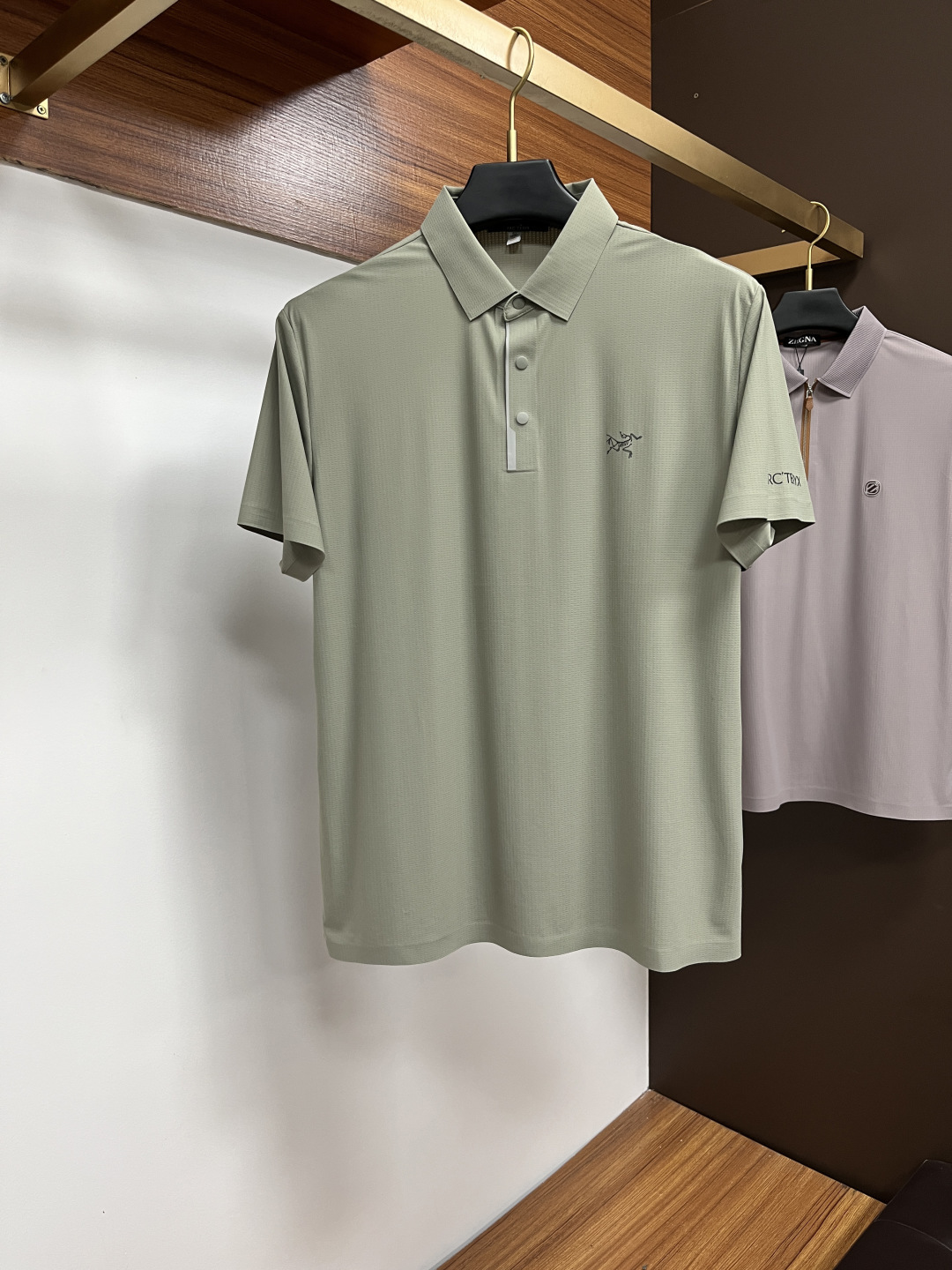 NO:522064,Archaeopteryx 2025 spring and summer classic Polo collar design, paired with simple single-breasted lines, neat and smooth lines, cleverly modifying the neck lines, showing elegant and gentlemanly style. The exquisite brand logo on the left chest adopts traceless pressing process, delicate and flat, and reveals luxurious texture in low-key, showing the brand's ingenuity and quality pursuit in the subtleties. Selected high-quality fabrics, soft and smooth, breathable, and comfortable and comfortable to wear. Whether it is to wear casual trousers to show professionalism and ability; or to combine them with jeans to create a daily look to create a relaxed and comfortable atmosphere, it can be perfectly adapted. AM helps you interpret diverse styles with a calm attitude and show your unique taste. Size M-3XL, arc'teryx, jeans, alexander wang19860909始祖鸟 2025春夏经典的Polo领设计,搭配简洁的单排扣,线条利落流畅,巧妙修饰颈部线条,彰显优雅绅士格调.左胸处精致的品牌标识,采用无痕压胶工艺,细腻而平整,低调间流露奢华质感,于细微之处展现品牌匠心与品质追求. 精选优质面料,触感柔软顺滑,透气性佳,穿着舒适自在.无论是搭配休闲西裤出席商务场合,展现专业干练；还是与牛仔裤组合打造日常造型,营造轻松惬意氛围,它都能完美适配,AM助你以从容姿态诠释多样风格,尽显独特品味. 尺码M-3XL,arc'teryx,jeans,alexander wang,Men's clothing