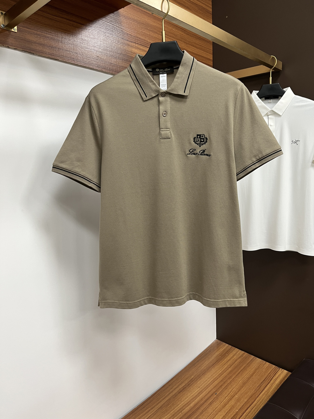 NO:522065,Noya Pianyou The classic Polo collar design in spring and summer 2025 is matched with simple single-breasted lines, neat and smooth lines, cleverly modifying the neck lines, showing elegant and gentlemanly style. The exquisite brand logo on the left chest adopts traceless pressing process, delicate and flat, low-key, and luxurious texture, showing the brand's ingenuity and quality pursuit in the subtleties. Selected high-quality fabrics, soft and smooth, breathable, and comfortable and comfortable to wear. Whether it is to wear casual trousers to show professionalism and ability; or to combine with jeans to create a daily look to create a relaxed and comfortable atmosphere, it can be perfectly adapted. AM helps you interpret diverse styles with a calm attitude and show your unique taste. Size M-3XL, jeans, alexander wang19860909诺雅翩悠 2025春夏经典的Polo领设计,搭配简洁的单排扣,线条利落流畅,巧妙修饰颈部线条,彰显优雅绅士格调.左胸处精致的品牌标识,采用无痕压胶工艺,细腻而平整,低调间流露奢华质感,于细微之处展现品牌匠心与品质追求. 精选优质面料,触感柔软顺滑,透气性佳,穿着舒适自在.无论是搭配休闲西裤出席商务场合,展现专业干练；还是与牛仔裤组合打造日常造型,营造轻松惬意氛围,它都能完美适配,AM助你以从容姿态诠释多样风格,尽显独特品味. 尺码M-3XL,,jeans,alexander wang,Men's clothing