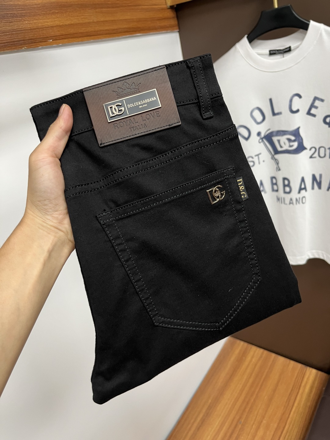 NO:517323,DG 2025ss Snake Year Summer New Year Jeans. Original 1:1 production, perfect choice for daily life, simple, atmospheric, fashionable and stylish, customized imported tannin fabric, heavy industry washing process, complex and exquisite workmanship. Easy to meet the needs of all seasons, soft and elastic, smooth and neat, original auxiliary materials, L10 upper body comfortable and easy to match, durable code number 29-38, jeans, alexander wang19860909DG 2025ss蛇年夏季贺岁款牛仔裤.原单1:1制作,日常必备的完美之选,简单大气亦时尚有型,定制进口丹宁面料 ,重工洗水工艺,做工复杂工艺精湛.轻松迎合四季需要,手感柔软带弹力,流畅利落,原版辅料五金,L10上身舒适非常易搭耐看码数29-38,,jeans,alexander wang,Men's clothing