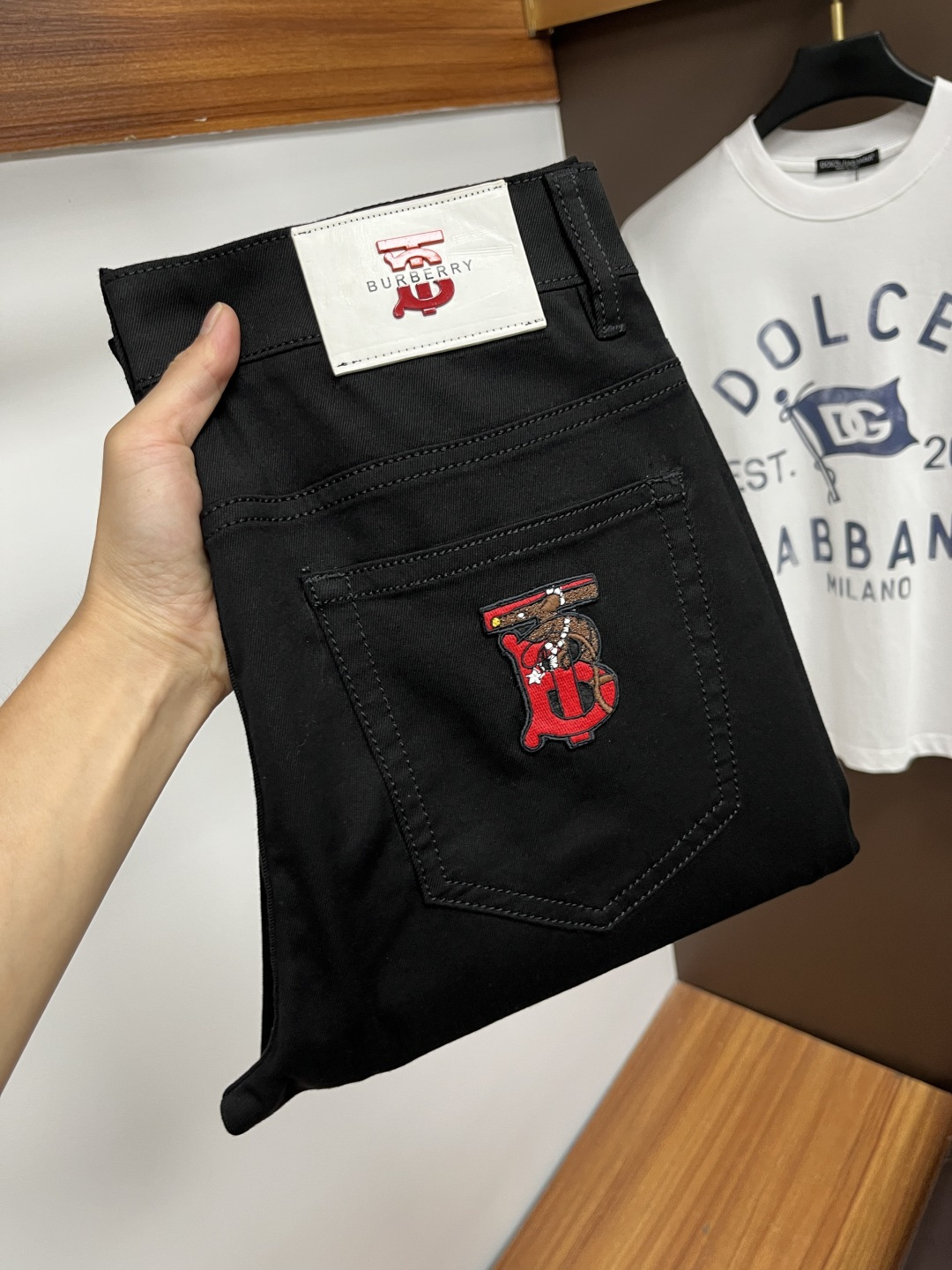 NO:517328,Burberry 2025ss Snake Summer New Year jeans. Original 1:1 production, perfect choice for daily life, simple, atmospheric, fashionable and stylish, customized imported tannin fabric, heavy industry washing process, complex and exquisite workmanship. It is easy to meet the needs of all seasons, soft and elastic, smooth and neat, original auxiliary materials, L10 upper body comfortable and easy to match, durable code number 29-38, burberry, jeans, alexander wang19860909巴宝莉 2025ss蛇年夏季贺岁款牛仔裤.原单1:1制作,日常必备的完美之选,简单大气亦时尚有型,定制进口丹宁面料 ,重工洗水工艺,做工复杂工艺精湛.轻松迎合四季需要,手感柔软带弹力,流畅利落,原版辅料五金,L10上身舒适非常易搭耐看码数29-38,,burberry,jeans,alexander wang,Men's clothing