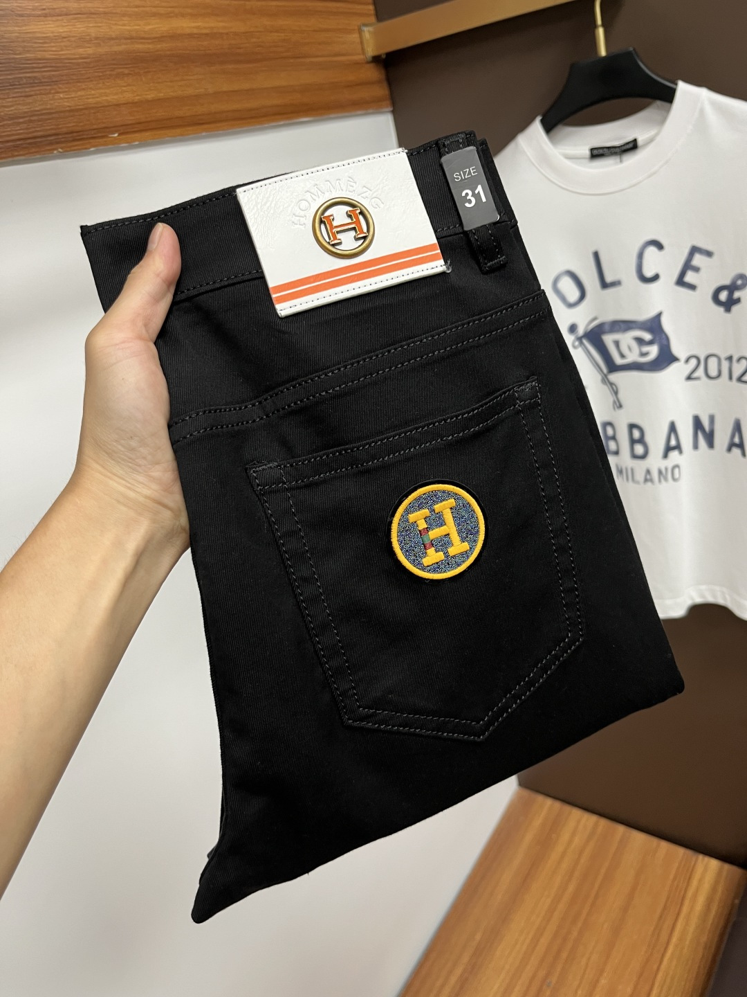 NO:517309,Hermes 2025ss Snake Year Summer New Year Jeans. Original 1:1 production, perfect choice for daily life, simple, elegant, fashionable and stylish, customized imported tannin fabric, heavy industry washing process, complex and exquisite workmanship. It is easy to meet the needs of all seasons, soft and elastic, smooth and neat, original auxiliary materials, L10 upper body comfortable and easy to match, durable code number 29-38, hermes, jeans, alexander wang19860909爱马仕 2025ss蛇年夏季贺岁款牛仔裤.原单1:1制作,日常必备的完美之选,简单大气亦时尚有型,定制进口丹宁面料 ,重工洗水工艺,做工复杂工艺精湛.轻松迎合四季需要,手感柔软带弹力,流畅利落,原版辅料五金,L10上身舒适非常易搭耐看码数29-38,,hermes,jeans,alexander wang,Men's clothing