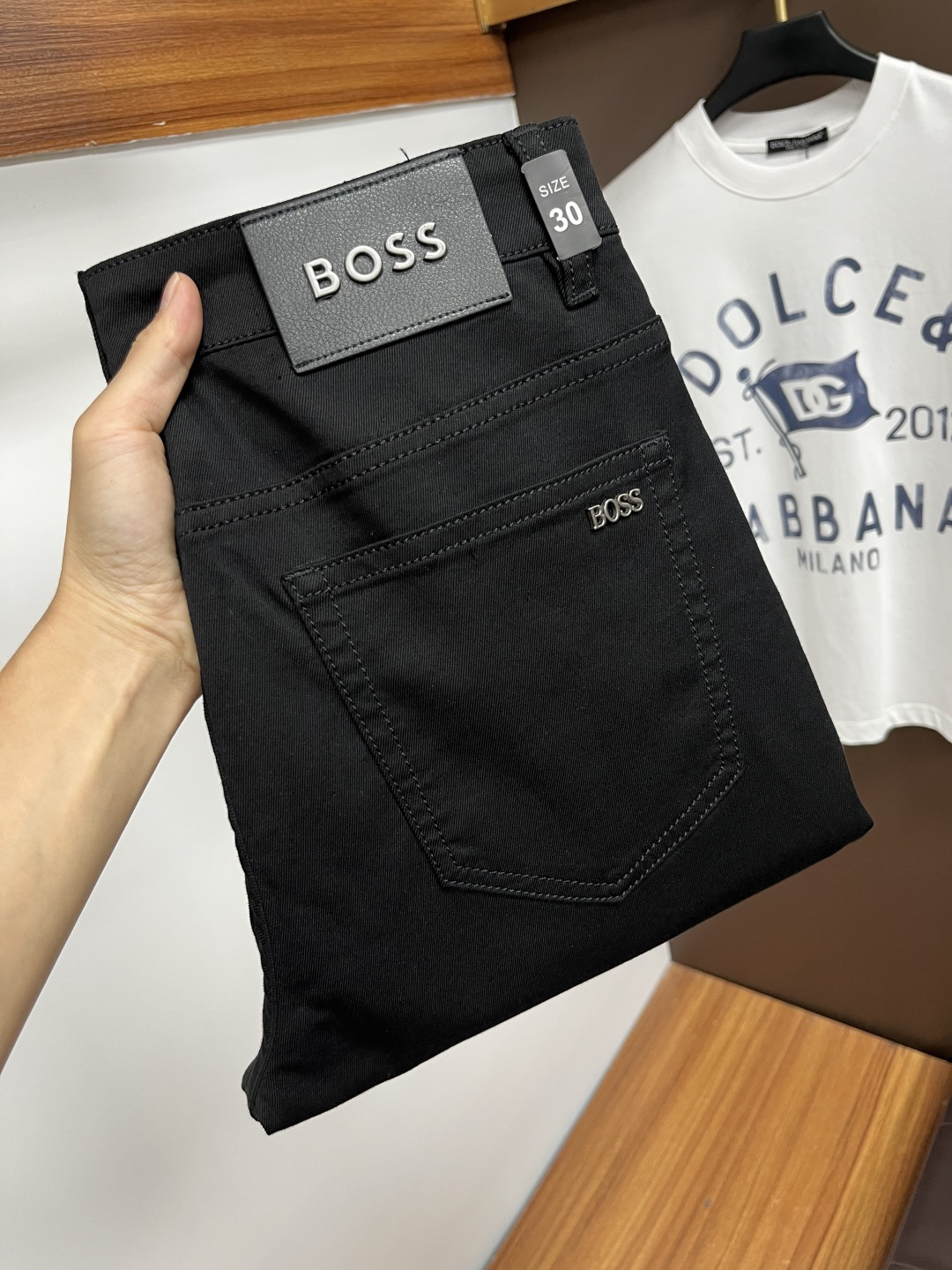 NO:517313,BOSS 2025ss Snake Year Summer New Year Jeans. Original 1:1 production, perfect choice for daily life, simple, atmospheric, fashionable and stylish, customized imported tannin fabric, heavy industry washing process, complex and exquisite workmanship. Easy to meet the needs of all seasons, soft and elastic, smooth and neat, original auxiliary materials, L10 upper body comfortable and easy to match, durable code number 29-38, jeans, alexander wang19860909BOSS 2025ss蛇年夏季贺岁款牛仔裤.原单1:1制作,日常必备的完美之选,简单大气亦时尚有型,定制进口丹宁面料 ,重工洗水工艺,做工复杂工艺精湛.轻松迎合四季需要,手感柔软带弹力,流畅利落,原版辅料五金,L10上身舒适非常易搭耐看码数29-38,,jeans,alexander wang,Men's clothing