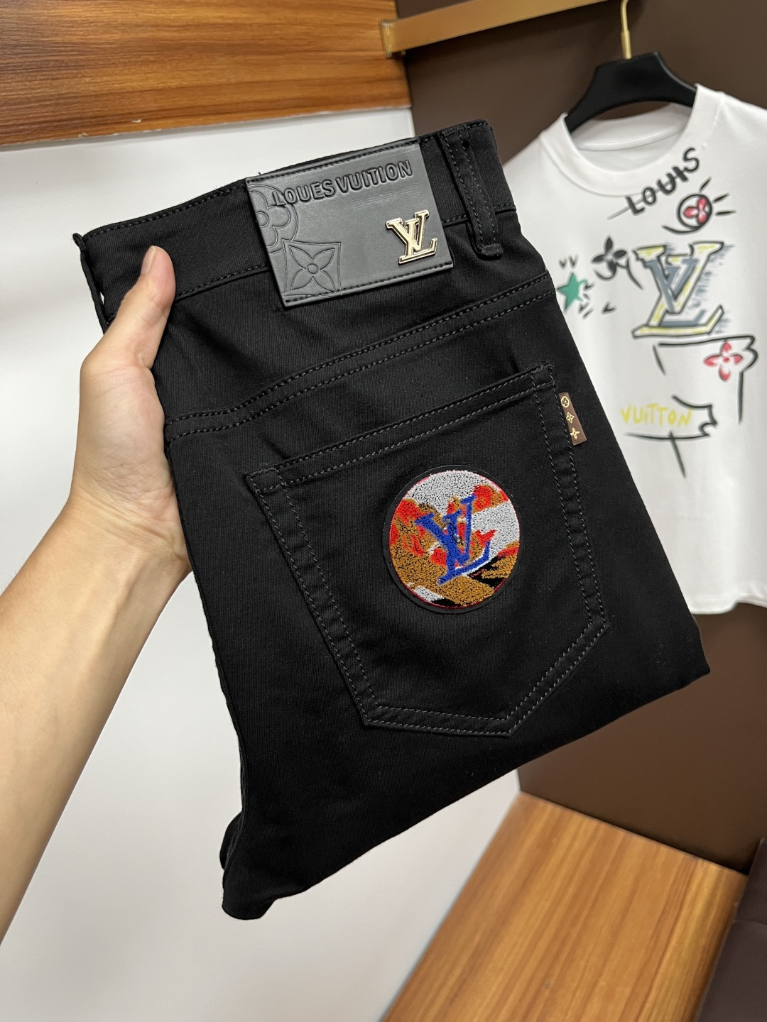 NO:517316,LV 2025ss Snake Year Summer New Year Jeans. Original 1:1 production, perfect choice for daily life, simple, atmospheric, fashionable and stylish, customized imported tannin fabric, heavy industry washing process, complex and exquisite workmanship. Easy to meet the needs of all seasons, soft and elastic, smooth and neat, original auxiliary materials, L10 upper body comfortable and easy to match, durable code number 29-38,,louis vuitton, jeans, alexander wang19860909LV 2025ss蛇年夏季贺岁款牛仔裤.原单1:1制作,日常必备的完美之选,简单大气亦时尚有型,定制进口丹宁面料 ,重工洗水工艺,做工复杂工艺精湛.轻松迎合四季需要,手感柔软带弹力,流畅利落,原版辅料五金,L10上身舒适非常易搭耐看码数29-38,,louis vuitton,jeans,alexander wang,Men's clothing