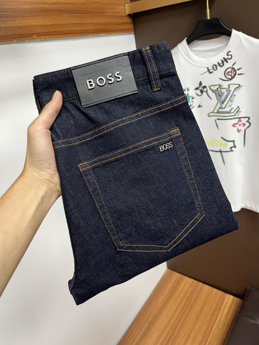 NO:522081,BOSS 2025ss Snake Year Summer New Year Jeans. Original 1:1 production, perfect choice for daily life, simple, atmospheric, fashionable and stylish, customized imported tannin fabric, heavy industry washing process, complex and exquisite workmanship. Easy to meet the needs of all seasons, soft and elastic, smooth and neat, original auxiliary materials, L10 upper body comfortable and easy to match, durable code number 29-38, jeans, alexander wang19860909BOSS 2025ss蛇年夏季贺岁款牛仔裤.原单1:1制作,日常必备的完美之选,简单大气亦时尚有型,定制进口丹宁面料 ,重工洗水工艺,做工复杂工艺精湛.轻松迎合四季需要,手感柔软带弹力,流畅利落,原版辅料五金,L10上身舒适非常易搭耐看码数29-38,,jeans,alexander wang,Men's clothing