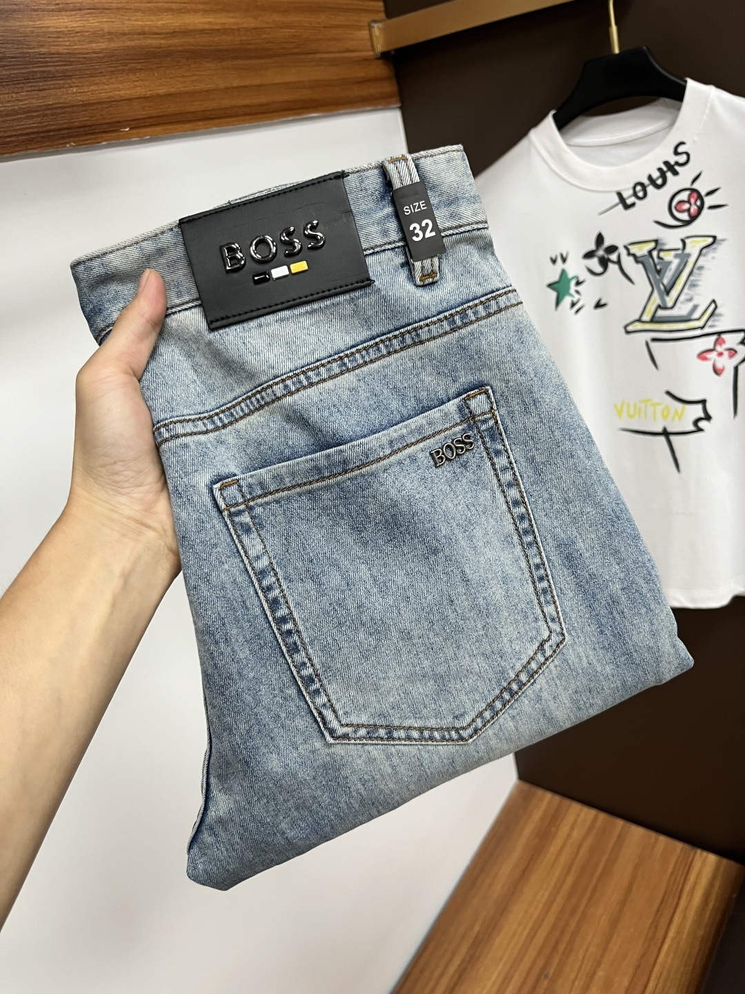 NO:519612,BOSS 2025ss Snake Year Summer New Year Jeans. Original 1:1 production, perfect choice for daily life, simple, atmospheric, fashionable and stylish, customized imported tannin fabric, heavy industry washing process, complex and exquisite workmanship. Easy to meet the needs of all seasons, soft and elastic, smooth and neat, original auxiliary materials, L10 upper body comfortable and easy to match, durable code number 29-38, jeans, alexander wang19860909BOSS 2025ss蛇年夏季贺岁款牛仔裤.原单1:1制作,日常必备的完美之选,简单大气亦时尚有型,定制进口丹宁面料 ,重工洗水工艺,做工复杂工艺精湛.轻松迎合四季需要,手感柔软带弹力,流畅利落,原版辅料五金,L10上身舒适非常易搭耐看码数29-38,,jeans,alexander wang,Men's clothing