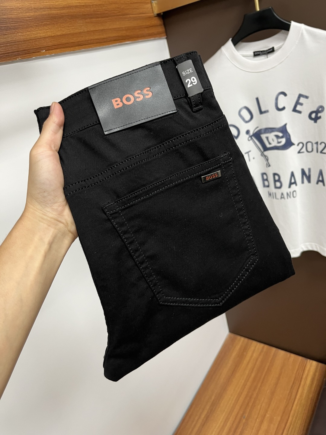 NO:519618,BOSS 2025ss Snake Year Summer New Year Jeans. Original 1:1 production, perfect choice for daily life, simple, atmospheric, fashionable and stylish, customized imported tannin fabric, heavy industry washing process, complex and exquisite workmanship. Easy to meet the needs of all seasons, soft and elastic, smooth and neat, original auxiliary materials, L10 upper body comfortable and easy to match, durable code number 29-38, jeans, alexander wang19860909BOSS 2025ss蛇年夏季贺岁款牛仔裤.原单1:1制作,日常必备的完美之选,简单大气亦时尚有型,定制进口丹宁面料 ,重工洗水工艺,做工复杂工艺精湛.轻松迎合四季需要,手感柔软带弹力,流畅利落,原版辅料五金,L10上身舒适非常易搭耐看码数29-38,,jeans,alexander wang,Men's clothing