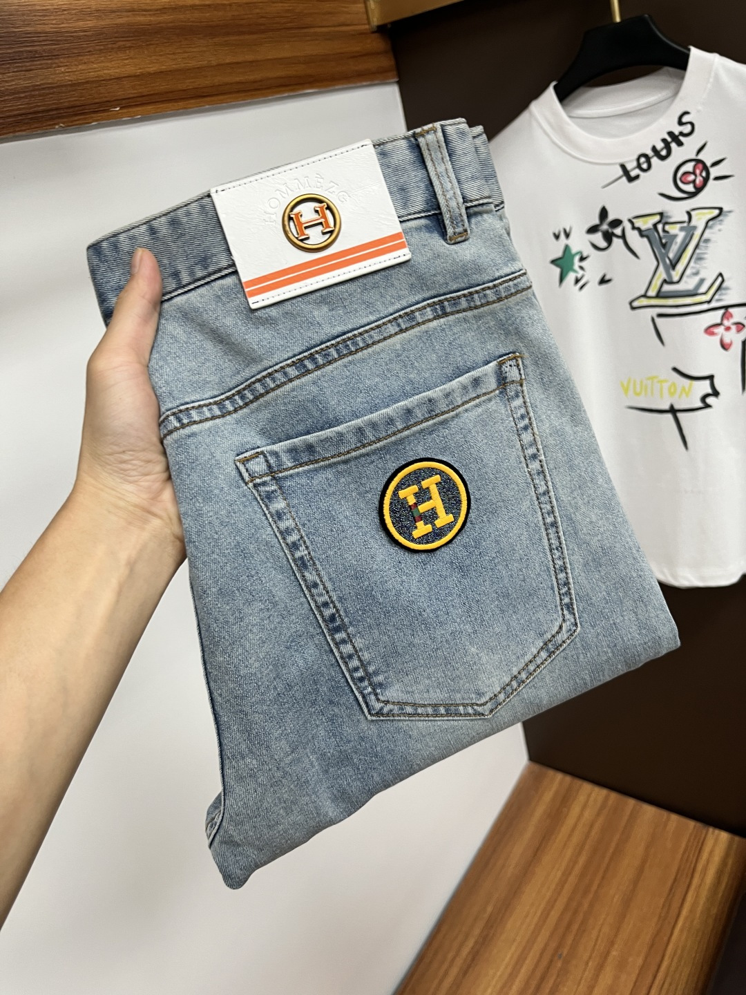 NO:519607,Hermes 2025ss Snake Year Summer New Year Jeans. Original 1:1 production, perfect choice for daily life, simple, atmospheric, fashionable and stylish, customized imported tannin fabric, heavy industry washing process, complex and exquisite workmanship. It is easy to meet the needs of all seasons, soft and elastic, smooth and neat, original auxiliary materials, L10 upper body comfortable and easy to match, durable code number 29-38, hermes, jeans, alexander wang19860909爱马仕 2025ss蛇年夏季贺岁款牛仔裤.原单1:1制作,日常必备的完美之选,简单大气亦时尚有型,定制进口丹宁面料 ,重工洗水工艺,做工复杂工艺精湛.轻松迎合四季需要,手感柔软带弹力,流畅利落,原版辅料五金,L10上身舒适非常易搭耐看码数29-38,,hermes,jeans,alexander wang,Men's clothing