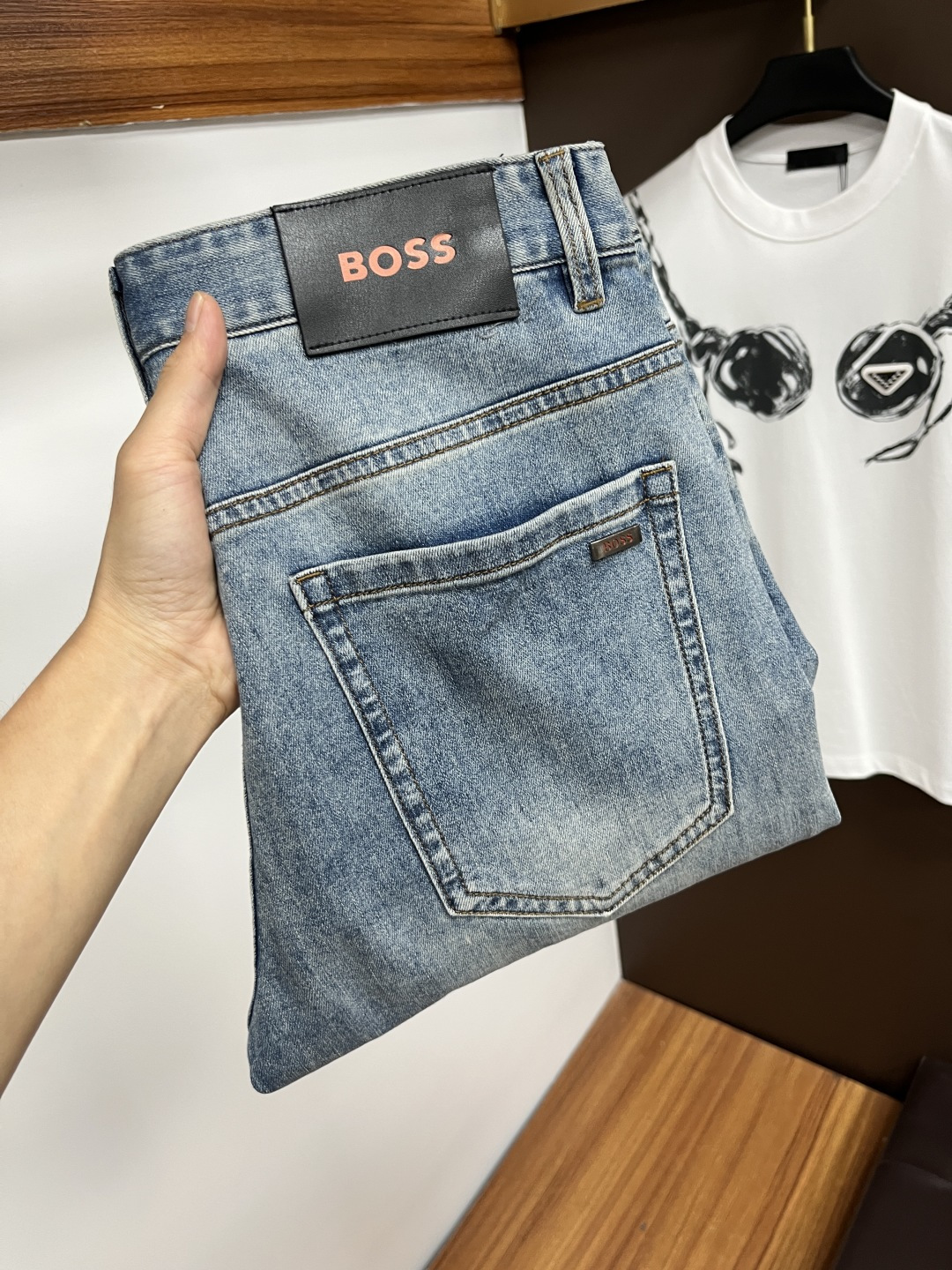 NO:519608,BOSS 2025ss Snake Year Summer New Year Jeans. Original 1:1 production, perfect choice for daily life, simple, atmospheric, fashionable and stylish, customized imported tannin fabric, heavy industry washing process, complex and exquisite workmanship. Easy to meet the needs of all seasons, soft and elastic, smooth and neat, original auxiliary materials, L10 upper body comfortable and easy to match, durable code number 29-38, jeans, alexander wang19860909BOSS 2025ss蛇年夏季贺岁款牛仔裤.原单1:1制作,日常必备的完美之选,简单大气亦时尚有型,定制进口丹宁面料 ,重工洗水工艺,做工复杂工艺精湛.轻松迎合四季需要,手感柔软带弹力,流畅利落,原版辅料五金,L10上身舒适非常易搭耐看码数29-38,,jeans,alexander wang,Men's clothing