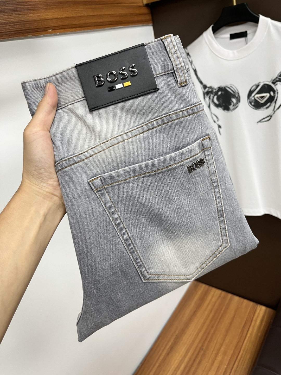 NO:517248,BOSS 2025ss Snake Year Summer New Year Jeans. Original 1:1 production, perfect choice for daily life, simple, atmospheric, fashionable and stylish, customized imported tannin fabric, heavy industry washing process, complex and exquisite workmanship. Easy to meet the needs of all seasons, soft and elastic, smooth and neat, original auxiliary materials, L10 upper body comfortable and easy to match, durable code number 29-38, jeans, alexander wang19860909BOSS 2025ss蛇年夏季贺岁款牛仔裤.原单1:1制作,日常必备的完美之选,简单大气亦时尚有型,定制进口丹宁面料 ,重工洗水工艺,做工复杂工艺精湛.轻松迎合四季需要,手感柔软带弹力,流畅利落,原版辅料五金,L10上身舒适非常易搭耐看码数29-38,,jeans,alexander wang,Men's clothing