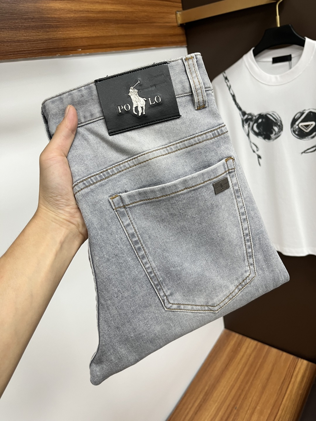 NO:517252,polo 2025ss Snake Year Summer New Year Jeans. Original 1:1 production, perfect choice for daily life, simple, elegant, fashionable and stylish, customized imported tannin fabric, heavy industry washing process, complex and exquisite workmanship. Easy to meet the needs of all seasons, soft and elastic, smooth and neat, original auxiliary hardware, L10 upper body comfortable and easy to match, durable code number 29-38, jeans, alexander wang19860909polo 2025ss蛇年夏季贺岁款牛仔裤.原单1:1制作,日常必备的完美之选,简单大气亦时尚有型,定制进口丹宁面料 ,重工洗水工艺,做工复杂工艺精湛.轻松迎合四季需要,手感柔软带弹力,流畅利落,原版辅料五金,L10上身舒适非常易搭耐看码数29-38,,jeans,alexander wang,Men's clothing