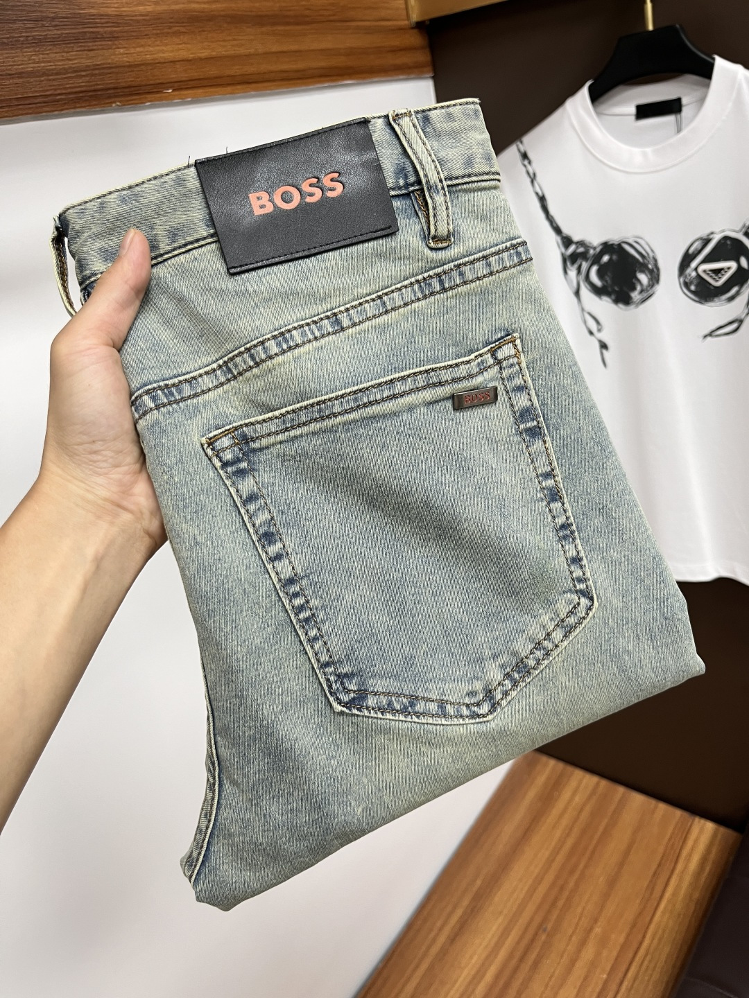 NO:517256,BOSS 2025ss Snake Year Summer New Year Jeans. Original 1:1 production, perfect choice for daily life, simple, atmospheric, fashionable and stylish, customized imported tannin fabric, heavy industry washing process, complex and exquisite workmanship. Easy to meet the needs of all seasons, soft and elastic, smooth and neat, original auxiliary materials, L10 upper body comfortable and easy to match, durable code number 29-38, jeans, alexander wang19860909BOSS 2025ss蛇年夏季贺岁款牛仔裤.原单1:1制作,日常必备的完美之选,简单大气亦时尚有型,定制进口丹宁面料 ,重工洗水工艺,做工复杂工艺精湛.轻松迎合四季需要,手感柔软带弹力,流畅利落,原版辅料五金,L10上身舒适非常易搭耐看码数29-38,,jeans,alexander wang,Men's clothing