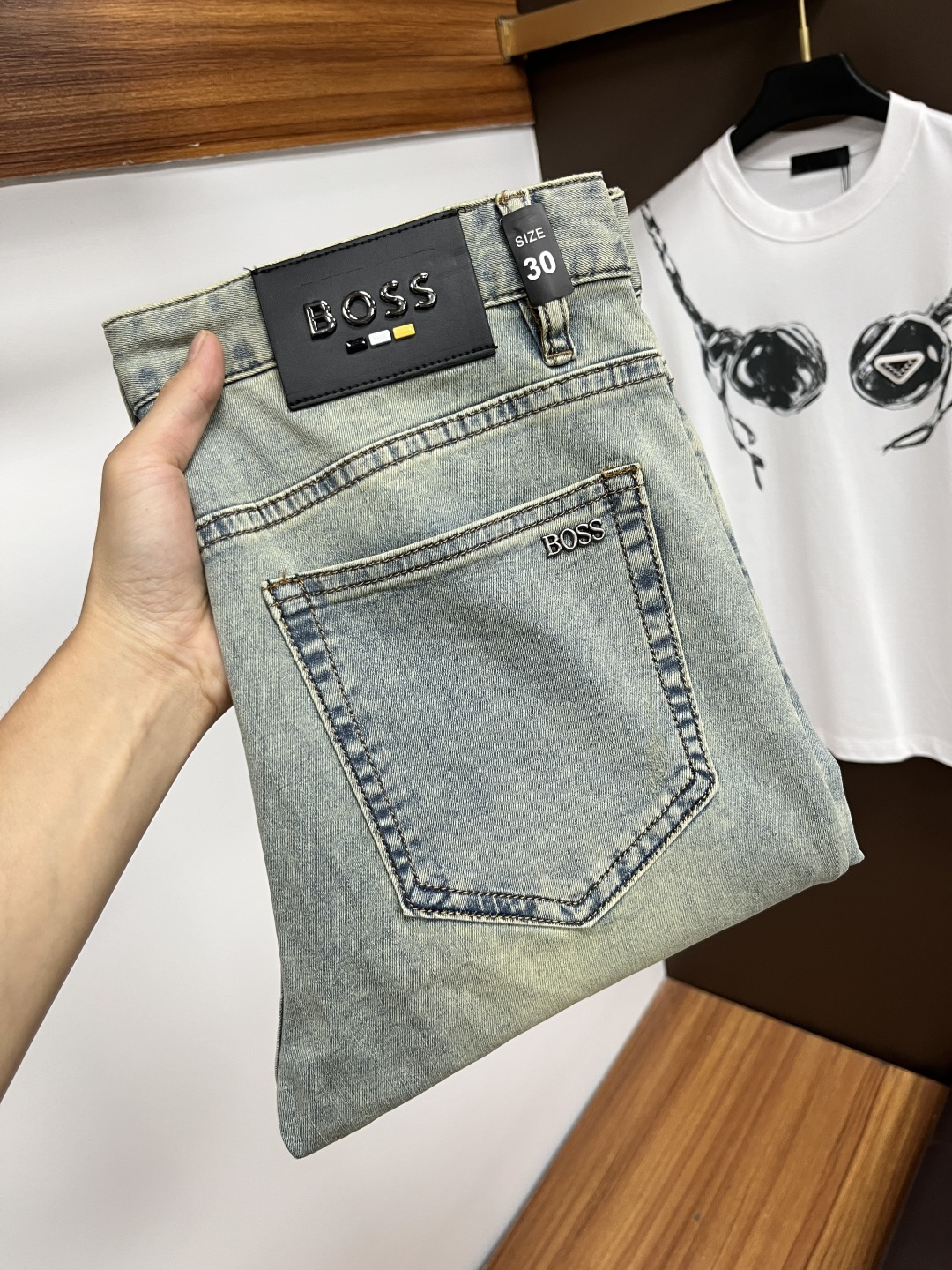 NO:515605,BOSS 2025ss Snake Year Summer New Year Jeans. Original 1:1 production, perfect choice for daily life, simple, atmospheric, fashionable and stylish, customized imported tannin fabric, heavy industry washing process, complex and exquisite workmanship. Easy to meet the needs of all seasons, soft and elastic, smooth and neat, original auxiliary materials, L10 upper body comfortable and easy to match, durable code number 29-38, jeans, alexander wang19860909BOSS 2025ss蛇年夏季贺岁款牛仔裤.原单1:1制作,日常必备的完美之选,简单大气亦时尚有型,定制进口丹宁面料 ,重工洗水工艺,做工复杂工艺精湛.轻松迎合四季需要,手感柔软带弹力,流畅利落,原版辅料五金,L10上身舒适非常易搭耐看码数29-38,,jeans,alexander wang,Men's clothing