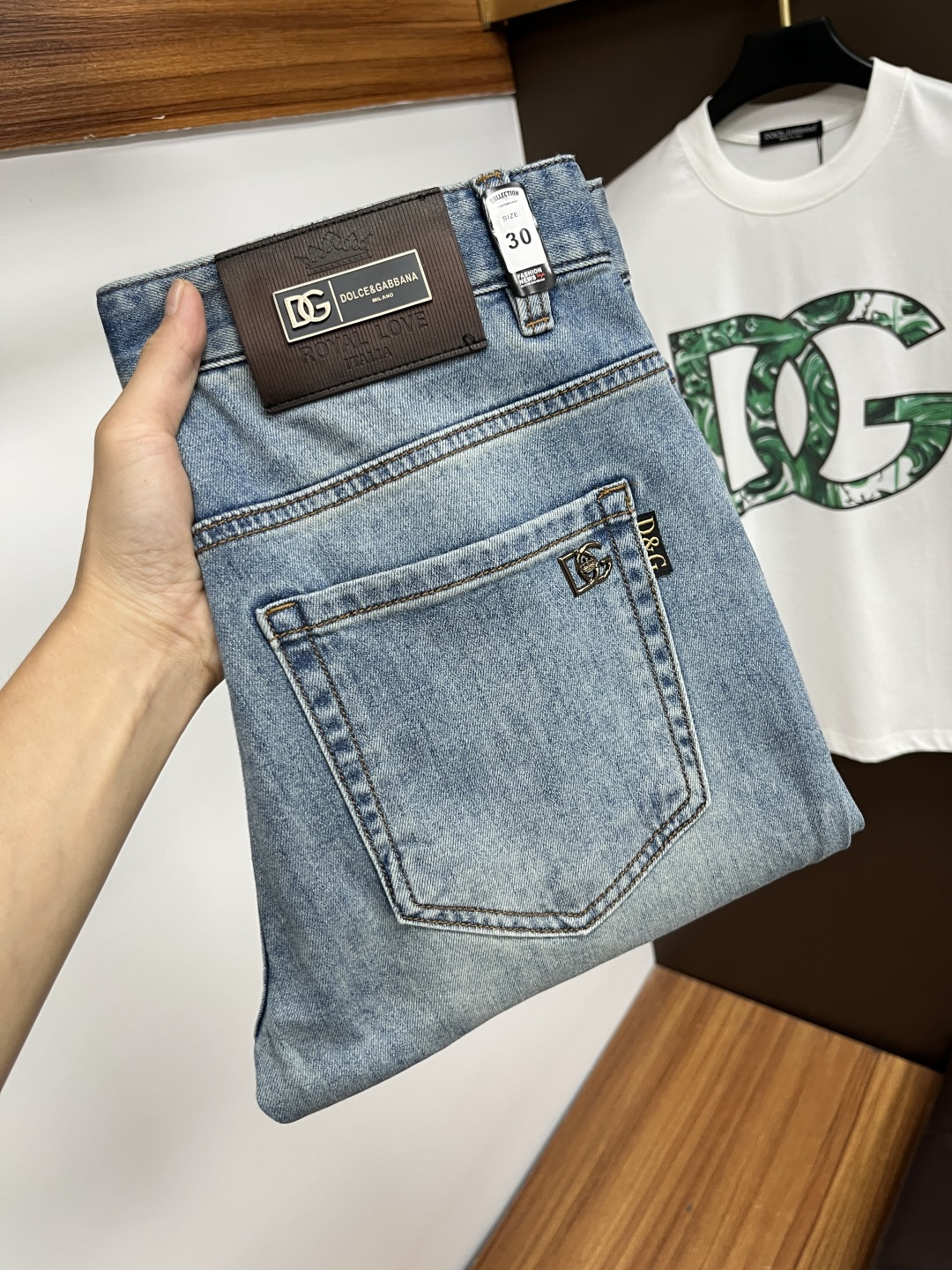 NO:515590,DG 2025ss Snake Year Summer New Year Jeans. Original 1:1 production, perfect choice for daily life, simple, atmospheric, fashionable and stylish, customized imported tannin fabric, heavy industry washing process, complex and exquisite workmanship. Easy to cater to the needs of all seasons, soft and elastic, smooth and neat, original auxiliary hardware, L10 upper body comfortable and easy to match, durable code number 29-38, jeans, alexander wang19860909DG 2025ss蛇年夏季贺岁款牛仔裤.原单1:1制作,日常必备的完美之选,简单大气亦时尚有型,定制进口丹宁面料 ,重工洗水工艺,做工复杂工艺精湛.轻松迎合四季需要,手感柔软带弹力,流畅利落,原版辅料五金,L10上身舒适非常易搭耐看码数29-38,,jeans,alexander wang,Men's clothing