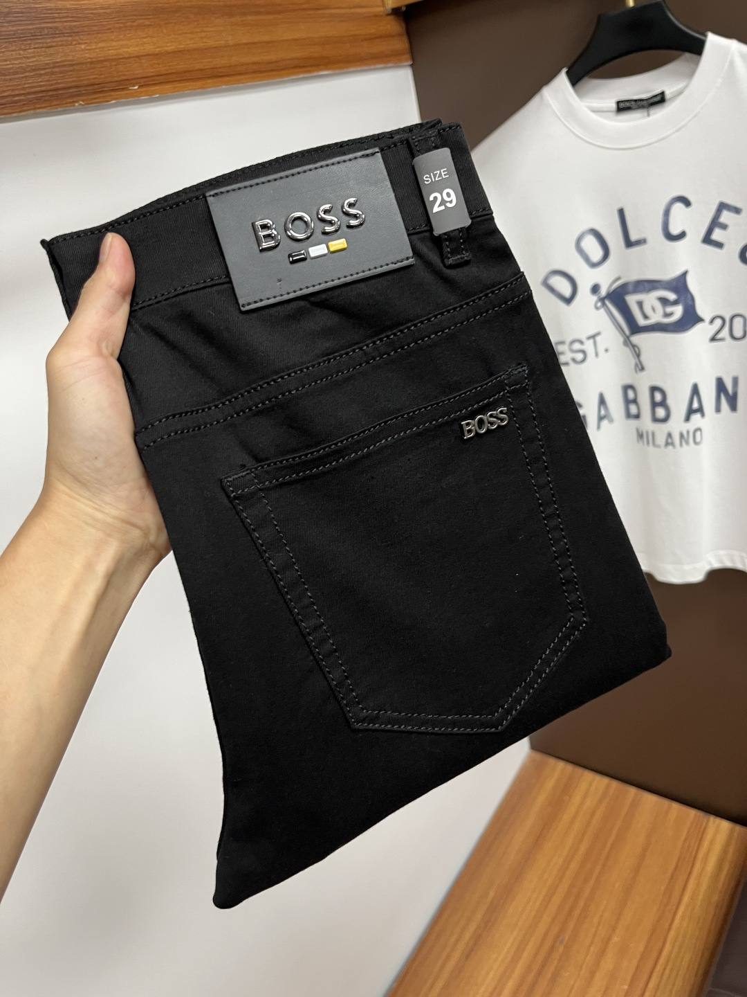 NO:517320,BOSS 2025ss Snake Year Summer New Year Jeans. Original 1:1 production, perfect choice for daily life, simple, atmospheric, fashionable and stylish, customized imported tannin fabric, heavy industry washing process, complex and exquisite workmanship. Easy to meet the needs of all seasons, soft and elastic, smooth and neat, original auxiliary materials, L10 upper body comfortable and easy to match, durable code number 29-38, jeans, alexander wang19860909BOSS 2025ss蛇年夏季贺岁款牛仔裤.原单1:1制作,日常必备的完美之选,简单大气亦时尚有型,定制进口丹宁面料 ,重工洗水工艺,做工复杂工艺精湛.轻松迎合四季需要,手感柔软带弹力,流畅利落,原版辅料五金,L10上身舒适非常易搭耐看码数29-38,,jeans,alexander wang,Men's clothing