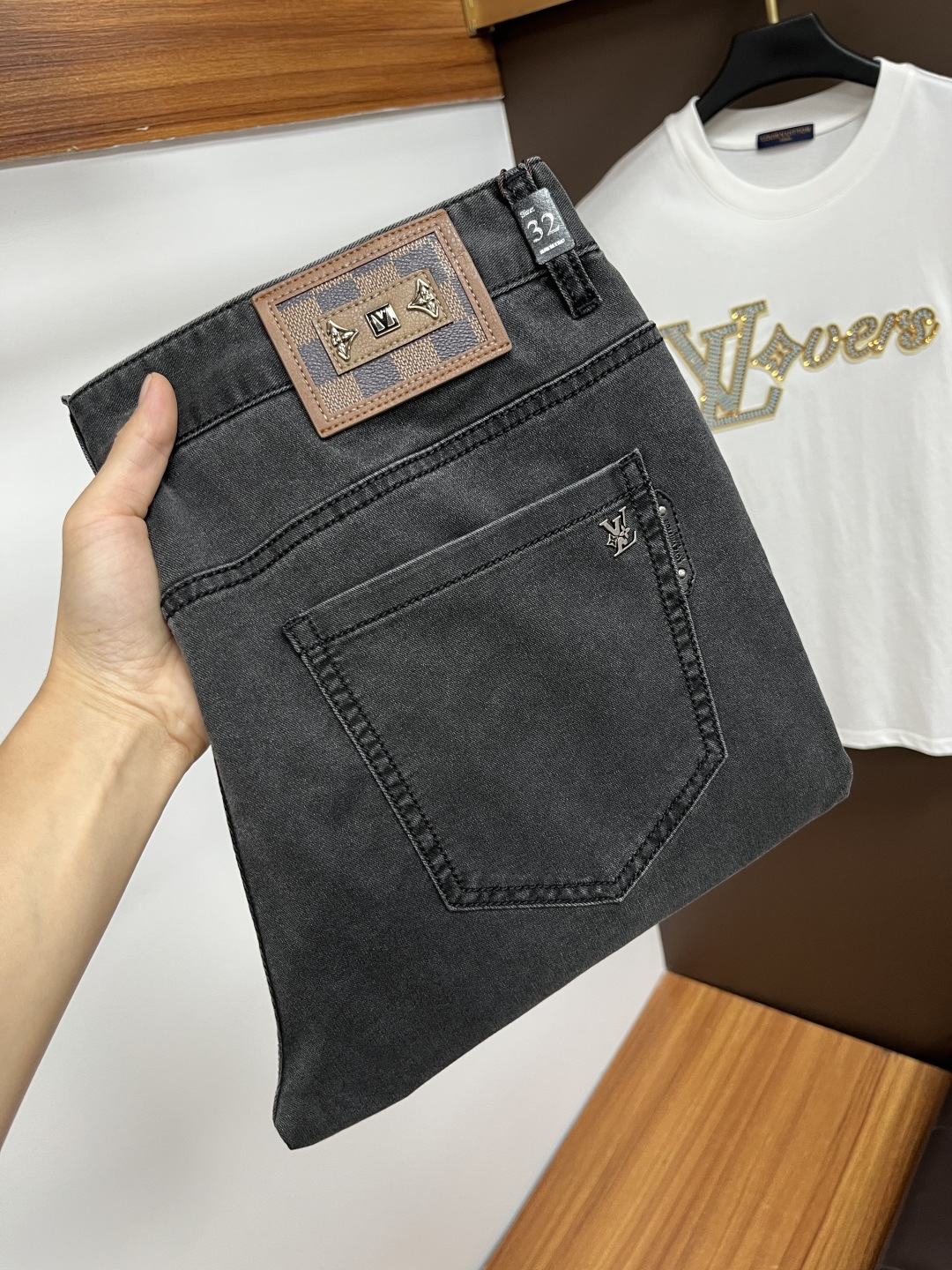 NO:526410,LV The latest jeans in summer 2025 are stress-free when entering and leaving the store. Hot-selling counters. Taste and value are shared. They are very comfortable to wear. Low-key and luxurious. They are very classy when worn. There is no need to say much about the style and cutting of the pants. The upper body is exquisite and vivid. The truly first-class quality is a top-notch material. The real palace-grade casual pants are made of Turkey cotton and produce the most famous tannin fabric. The quality is excellent. The pants are soft after heavy washing. The straight-footed style is not picky. The upper body is absolutely stylish. QD25 Extremely luxurious!  Size 29-38, louis vuitton,jeans,alexander wang19860909LV 2025年夏季最新品牛仔裤出入专卖店无压力 专柜热销款 品味与价值共享 身穿着非常舒适 低调不失奢华 穿出去非常有档次,裤型款式和裁剪亦无需多言 上身精致跃然.真正一等一顶级质料 真正殿堂级的休闲裤,选用土耳其的棉花 生产出最有名的单宁布 品质卓然 经过重水洗使得裤子很柔软 直脚的版型 不挑人 上身绝对的有型 QD25 极度奢华！尺码29-38,,louis vuitton,jeans,alexander wang,Men's clothing