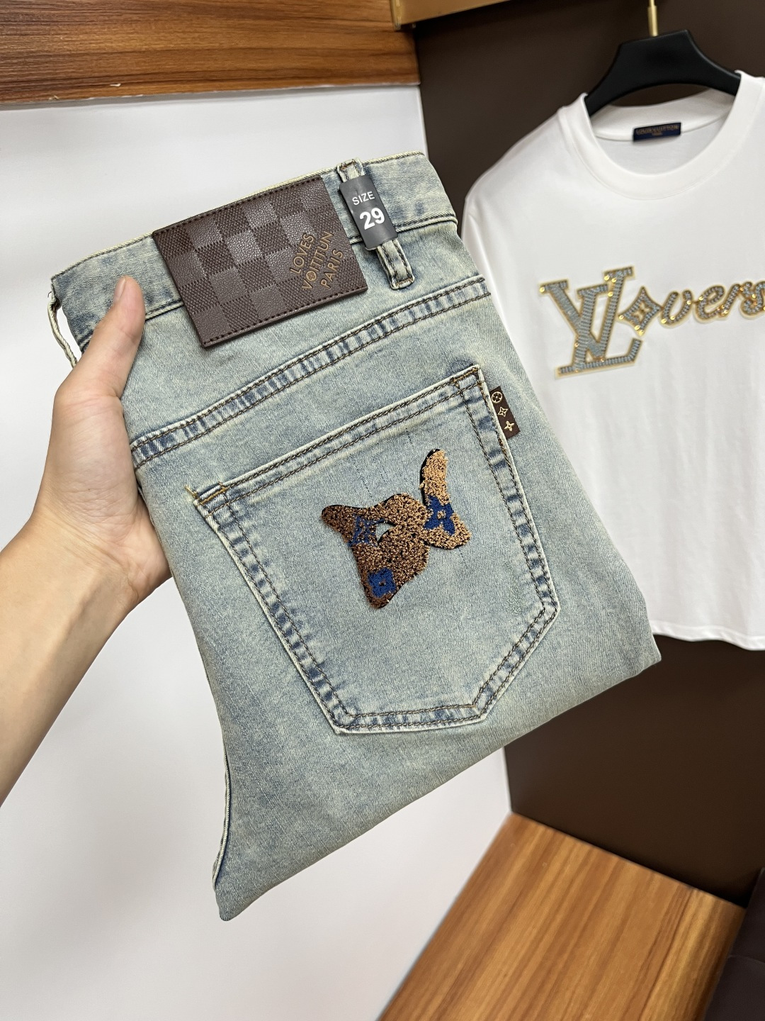 NO:520949,LV's latest summer jeans are stress-free when entering and leaving the store. Hot-selling counters. Taste and value are shared. They are very comfortable to wear. Low-key and luxurious. They are very classy when worn. There is no need to say much about the style and cutting of the pants. The upper body is exquisite and vivid. The true first-class quality is a truly palace-grade casual pants, which are made of Turkey's cotton, and produce the most famous tannin cloth. The quality is excellent. The pants are soft after heavy washing. The straight-footed style is not picky. The upper body is absolutely stylish. QD25 Extremely luxurious!  Size 29-38, louis vuitton,jeans,alexander wang19860909LV 年夏季最新品牛仔裤出入专卖店无压力 专柜热销款 品味与价值共享 身穿着非常舒适 低调不失奢华 穿出去非常有档次,裤型款式和裁剪亦无需多言 上身精致跃然.真正一等一顶级质料 真正殿堂级的休闲裤,选用土耳其的棉花 生产出最有名的单宁布 品质卓然 经过重水洗使得裤子很柔软 直脚的版型 不挑人 上身绝对的有型 QD25 极度奢华！尺码29-38,,louis vuitton,jeans,alexander wang,Men's clothing