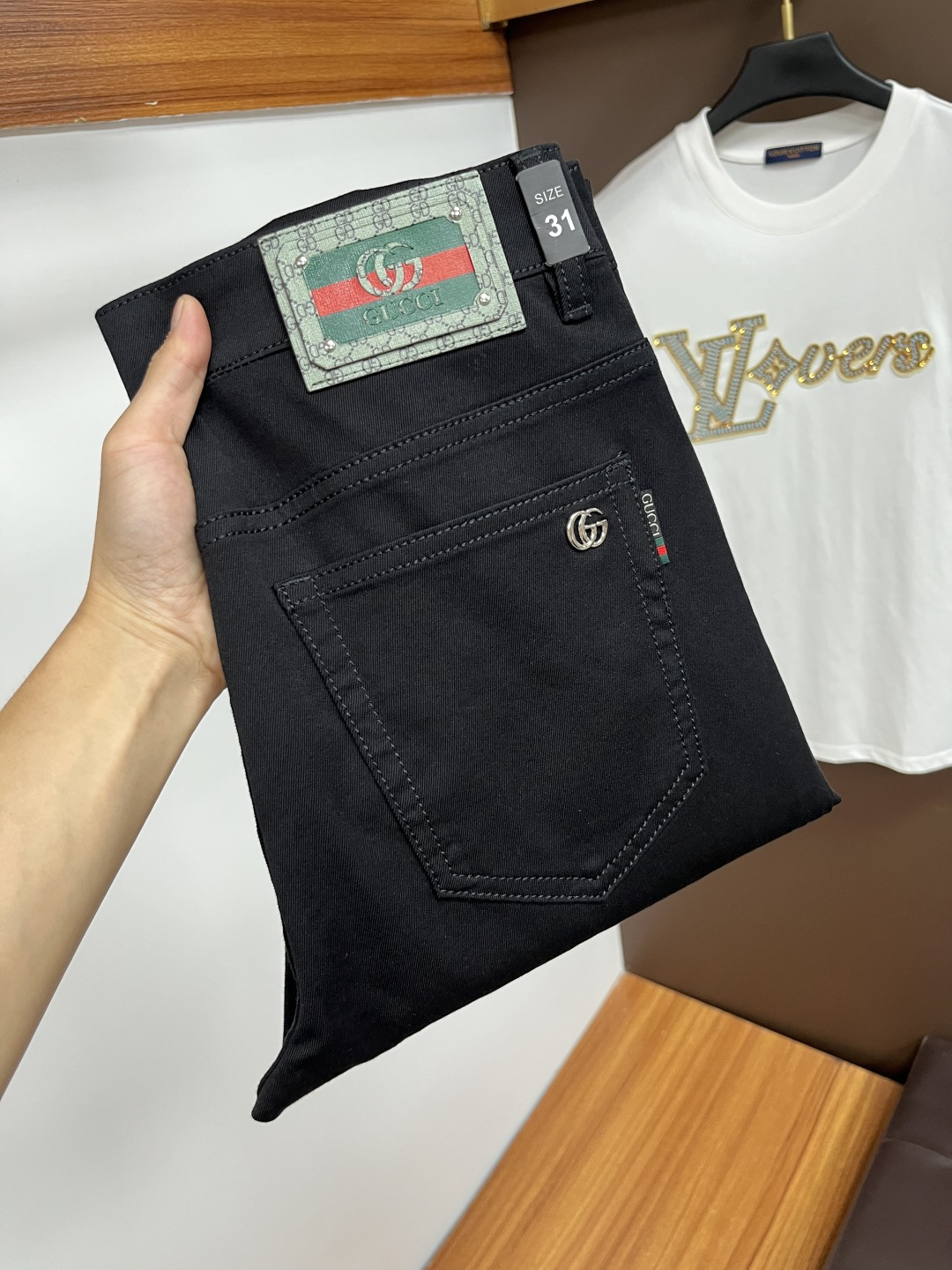 NO:520952,Guchi The latest jeans in summer are stress-free when entering and leaving the store. Hot-selling counters. Taste and value are shared. They are very comfortable to wear. Low-key and luxurious. They are very classy when worn. There is no need to say much about the style and cutting of the pants. The upper body is exquisite and vivid. The true first-class quality is a truly palace-grade casual pants, which are made of Turkish cotton, and produce the most famous tannin cloth. The quality is excellent. The pants are soft after heavy washing. The straight-footed style is not picky. The upper body is absolutely stylish. QD25 Extremely luxurious!  Size 29-38, jeans,alexander wang19860909古奇 年夏季最新品牛仔裤出入专卖店无压力 专柜热销款 品味与价值共享 身穿着非常舒适 低调不失奢华 穿出去非常有档次,裤型款式和裁剪亦无需多言 上身精致跃然.真正一等一顶级质料 真正殿堂级的休闲裤,选用土耳其的棉花 生产出最有名的单宁布 品质卓然 经过重水洗使得裤子很柔软 直脚的版型 不挑人 上身绝对的有型 QD25 极度奢华！尺码29-38,,jeans,alexander wang,Men's clothing