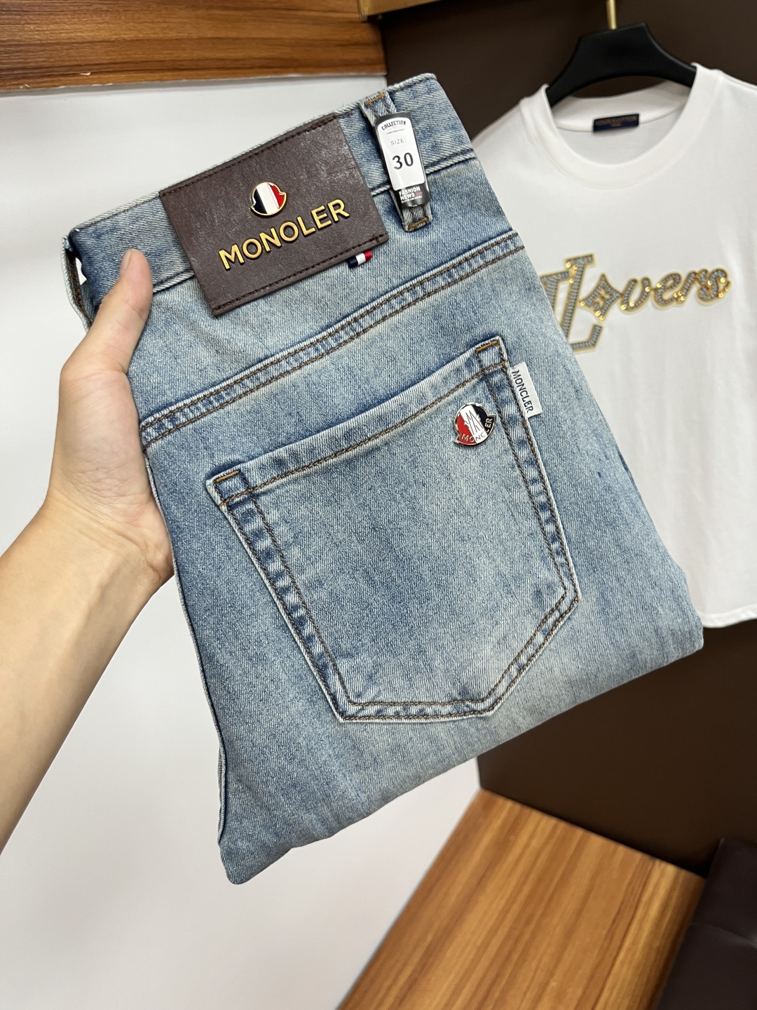 NO:520955,The latest jeans in summer are stress-free when entering and leaving the store. Hot-selling counters. Taste and value are shared. They are very comfortable to wear. Low-key and luxurious. They are very classy when worn. There is no need to say much about the style and cutting of the pants. The upper body is exquisite and vivid. The true first-class quality is a truly palace-grade casual pants, which are made of Turkish cotton, and produce the most famous tannin cloth. The quality is excellent. The pants are soft after heavy washing. The straight-footed style is not picky. The upper body is absolutely stylish. QD25 Extremely luxurious!  Size 29-38, Moncler, jeans, alexander wang19860909蒙口 年夏季最新品牛仔裤出入专卖店无压力 专柜热销款 品味与价值共享 身穿着非常舒适 低调不失奢华 穿出去非常有档次,裤型款式和裁剪亦无需多言 上身精致跃然.真正一等一顶级质料 真正殿堂级的休闲裤,选用土耳其的棉花 生产出最有名的单宁布 品质卓然 经过重水洗使得裤子很柔软 直脚的版型 不挑人 上身绝对的有型 QD25 极度奢华！尺码29-38,,Moncler,jeans,alexander wang,Men's clothing