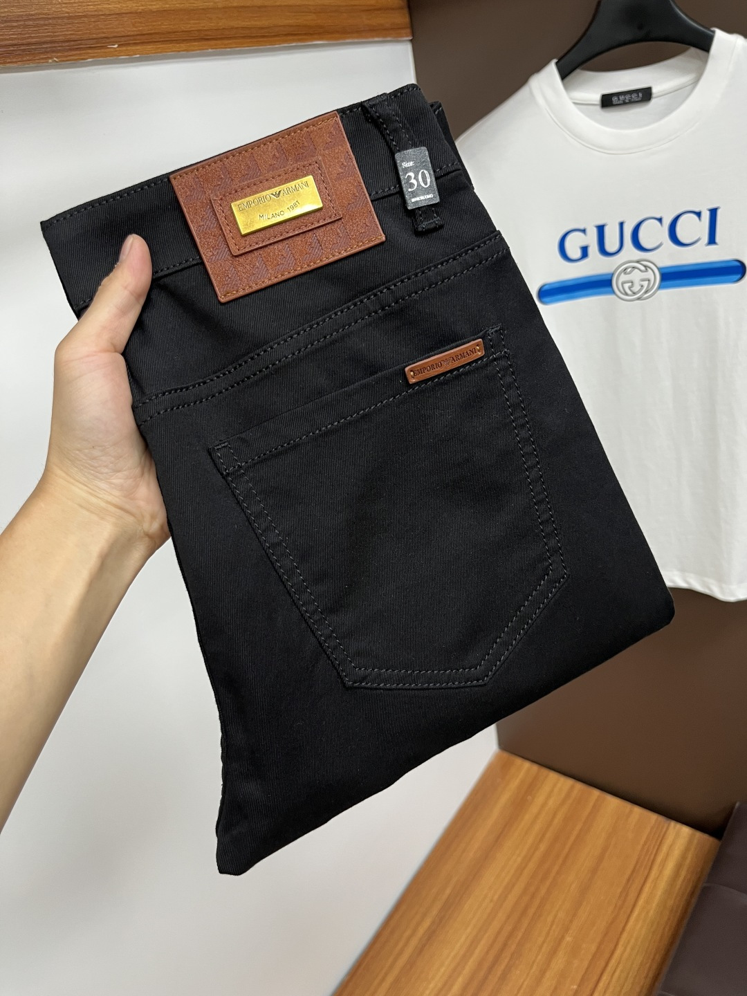 NO:525247,Armani The latest jeans in summer 2025 are stress-free when entering and leaving the store. Hot-selling counters. Taste and value are shared. They are very comfortable to wear. Low-key and luxurious. They are very classy when worn. There is no need to say much about the style and cutting of the pants. The upper body is exquisite and vivid. The truly first-class quality is a top-notch material. The real palace-grade casual pants are made of Turkey cotton and produce the most famous tannin fabric. The quality is excellent. The pants are soft after heavy washing. The straight-footed style is not picky. The upper body is absolutely stylish. QD25 Extremely luxurious!  Size 29-38, Armani,jeans,alexander wang19860909阿玛尼 2025年夏季最新品牛仔裤出入专卖店无压力 专柜热销款 品味与价值共享 身穿着非常舒适 低调不失奢华 穿出去非常有档次,裤型款式和裁剪亦无需多言 上身精致跃然.真正一等一顶级质料 真正殿堂级的休闲裤,选用土耳其的棉花 生产出最有名的单宁布 品质卓然 经过重水洗使得裤子很柔软 直脚的版型 不挑人 上身绝对的有型 QD25 极度奢华！尺码29-38,,armani,jeans,alexander wang,Men's clothing