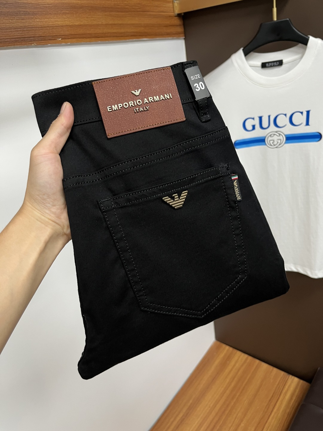 NO:520929,Armani The latest jeans in summer are stress-free when entering and leaving the store. Hot-selling counters. Taste and value are shared. They are very comfortable to wear. Low-key and luxurious. They are very classy when worn. There is no need to say much about the style and cutting of the pants. The upper body is exquisite and vivid. The true first-class quality is a truly palace-grade casual pants, which are made of Turkish cotton, and produce the most famous tannin cloth. The quality is excellent. The pants are soft after heavy washing. The straight-footed style is not picky. The upper body is absolutely stylish. QD25 Extremely luxurious!  Size 29-38, Armani,jeans,alexander wang19860909阿玛尼 年夏季最新品牛仔裤出入专卖店无压力 专柜热销款 品味与价值共享 身穿着非常舒适 低调不失奢华 穿出去非常有档次,裤型款式和裁剪亦无需多言 上身精致跃然.真正一等一顶级质料 真正殿堂级的休闲裤,选用土耳其的棉花 生产出最有名的单宁布 品质卓然 经过重水洗使得裤子很柔软 直脚的版型 不挑人 上身绝对的有型 QD25 极度奢华！尺码29-38,,armani,jeans,alexander wang,Men's clothing