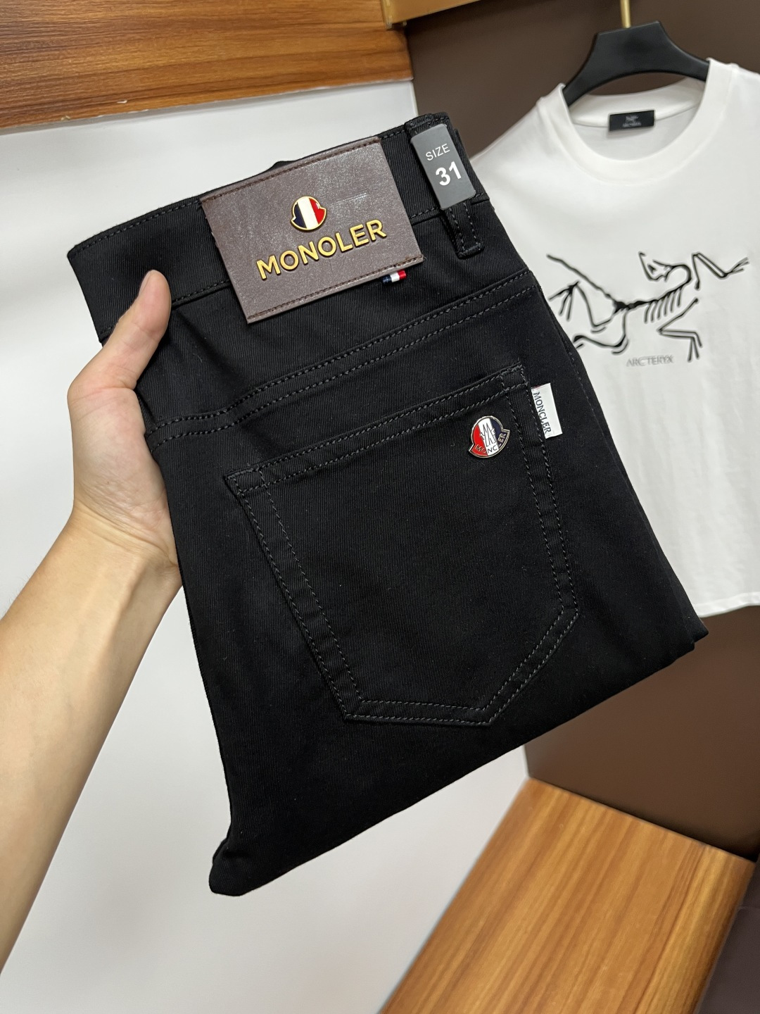 NO:522087,The latest jeans in summer 2025 are stress-free when entering and leaving the store. The counter is popular. Taste and value are shared. They are very comfortable to wear. Low-key and luxurious. They are very classy when worn. There is no need to say much about the style and cutting of the pants. The upper body is exquisite and vivid. The true first-class quality is a truly palace-grade casual pants, which are made of Turkish cotton, and produce the most famous tannin cloth. The quality is excellent. The pants are soft after heavy washing. The straight-footed style is not picky. The upper body is absolutely stylish. QD25 Extremely luxurious!  Size 29-38, Moncler, jeans, alexander wang19860909蒙口 2025年夏季最新品牛仔裤出入专卖店无压力 专柜热销款 品味与价值共享 身穿着非常舒适 低调不失奢华 穿出去非常有档次,裤型款式和裁剪亦无需多言 上身精致跃然.真正一等一顶级质料 真正殿堂级的休闲裤,选用土耳其的棉花 生产出最有名的单宁布 品质卓然 经过重水洗使得裤子很柔软 直脚的版型 不挑人 上身绝对的有型 QD25 极度奢华！尺码29-38,,Moncler,jeans,alexander wang,Men's clothing