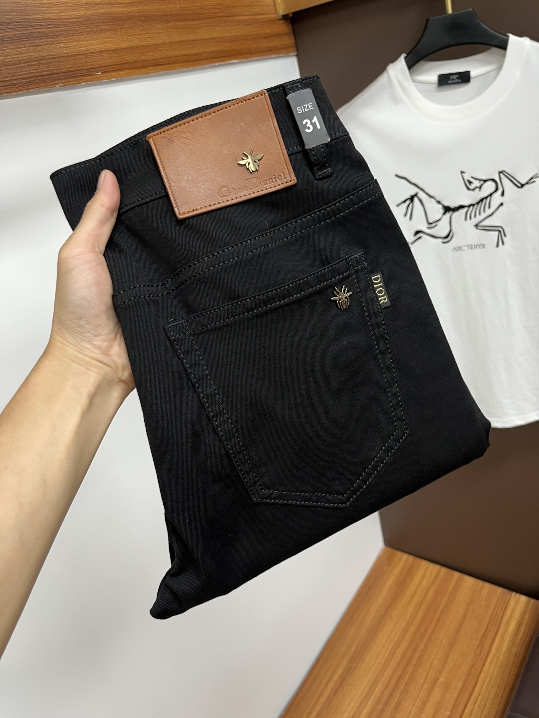 NO:522092,Dior's latest summer 2025 jeans are stress-free when entering and leaving the store. Hot-selling counters. Taste and value are shared. They are very comfortable to wear. Low-key and luxurious. They are very classy when worn. There is no need to say much about the style and cutting of the pants. The upper body is exquisite and vivid. The true first-class quality is a truly palace-grade casual pants, which are made of Turkish cotton, and produce the most famous tannin cloth. The quality is excellent. The pants are soft after heavy washing. The straight-footed style is not picky. The upper body is absolutely stylish. QD25 Extremely luxurious!  Size 29-38, Dior, Jeans, Alexander wang19860909迪奥 2025年夏季最新品牛仔裤出入专卖店无压力 专柜热销款 品味与价值共享 身穿着非常舒适 低调不失奢华 穿出去非常有档次,裤型款式和裁剪亦无需多言 上身精致跃然.真正一等一顶级质料 真正殿堂级的休闲裤,选用土耳其的棉花 生产出最有名的单宁布 品质卓然 经过重水洗使得裤子很柔软 直脚的版型 不挑人 上身绝对的有型 QD25 极度奢华！尺码29-38,,dior,jeans,alexander wang,Men's clothing