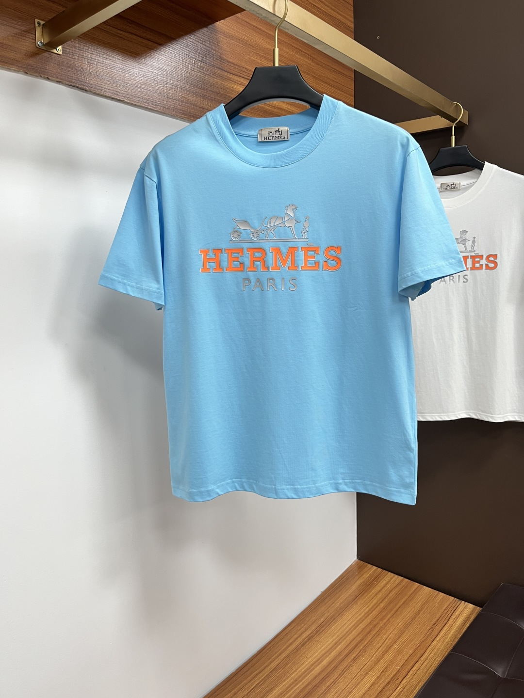 NO:522099,Hermes 25 spring and summer new brand letter logo logo short-sleeved T-shirt, DB customized 80 double-strand mercerized cotton fabric; six colors are sent in a uniform size M-3XL Please report height and weight, hermes, T-shirt,tees, t-shirt,alexander wang19860909爱马仕 25春夏新品品牌字母徽标标识短袖T恤,DB定制80支双股丝光棉面料；六色齐发 尺码M-3XL 报单请报身高体重,,hermes,T-shirt,tees，t-shirt,alexander wang,Men's clothing
