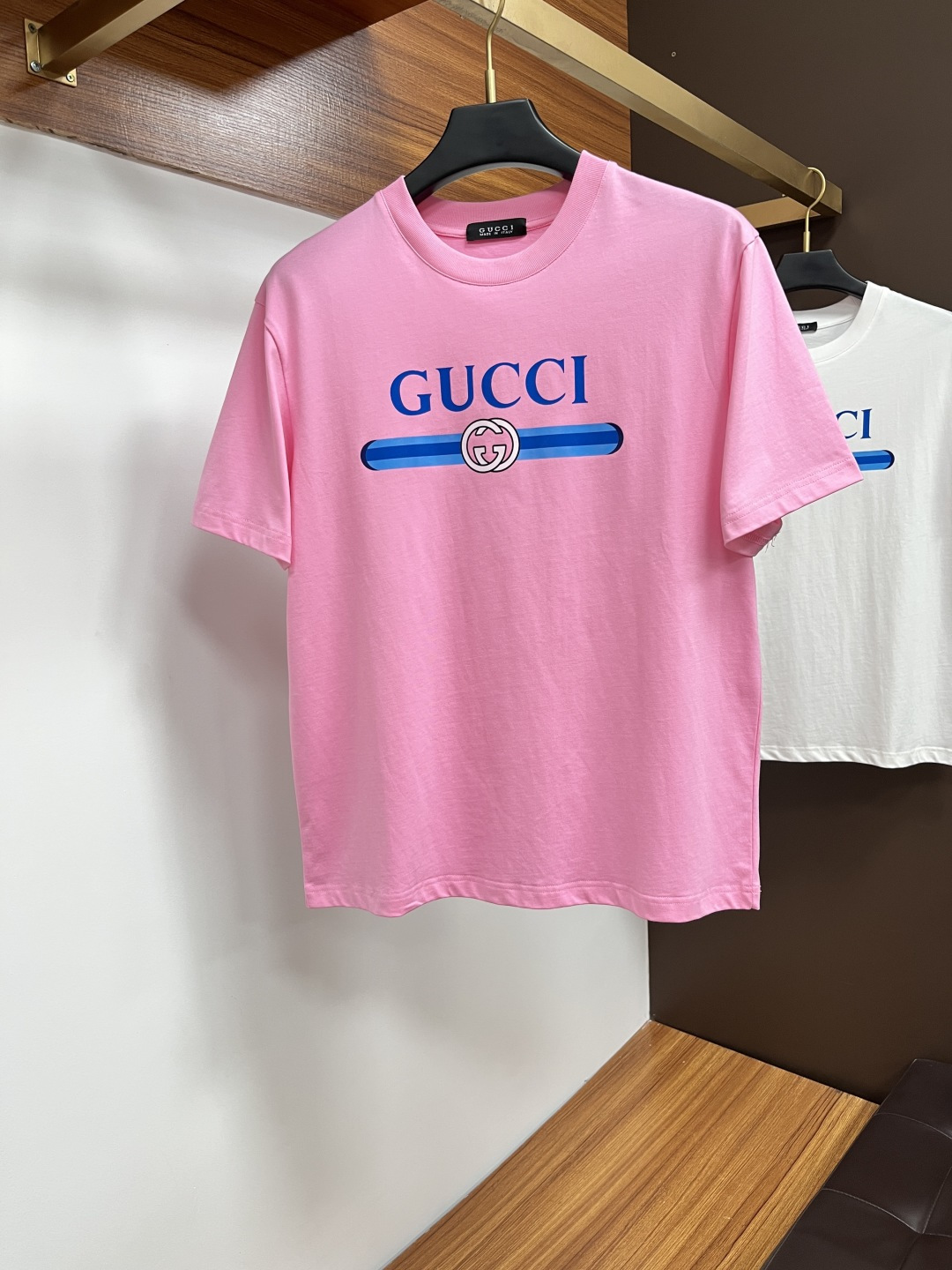 NO:522105,Guqi 25 spring and summer new brand letter logo logo short-sleeved T-shirt, DB customized 80 double-strand mercerized cotton fabric; six colors are sent in a uniform size M-3XL Please report height and weight for the order, T-shirt,tees, t-shirt,alexander wang19860909古奇 25春夏新品品牌字母徽标标识短袖T恤,DB定制80支双股丝光棉面料；六色齐发 尺码M-3XL 报单请报身高体重,,T-shirt,tees，t-shirt,alexander wang,Men's clothing