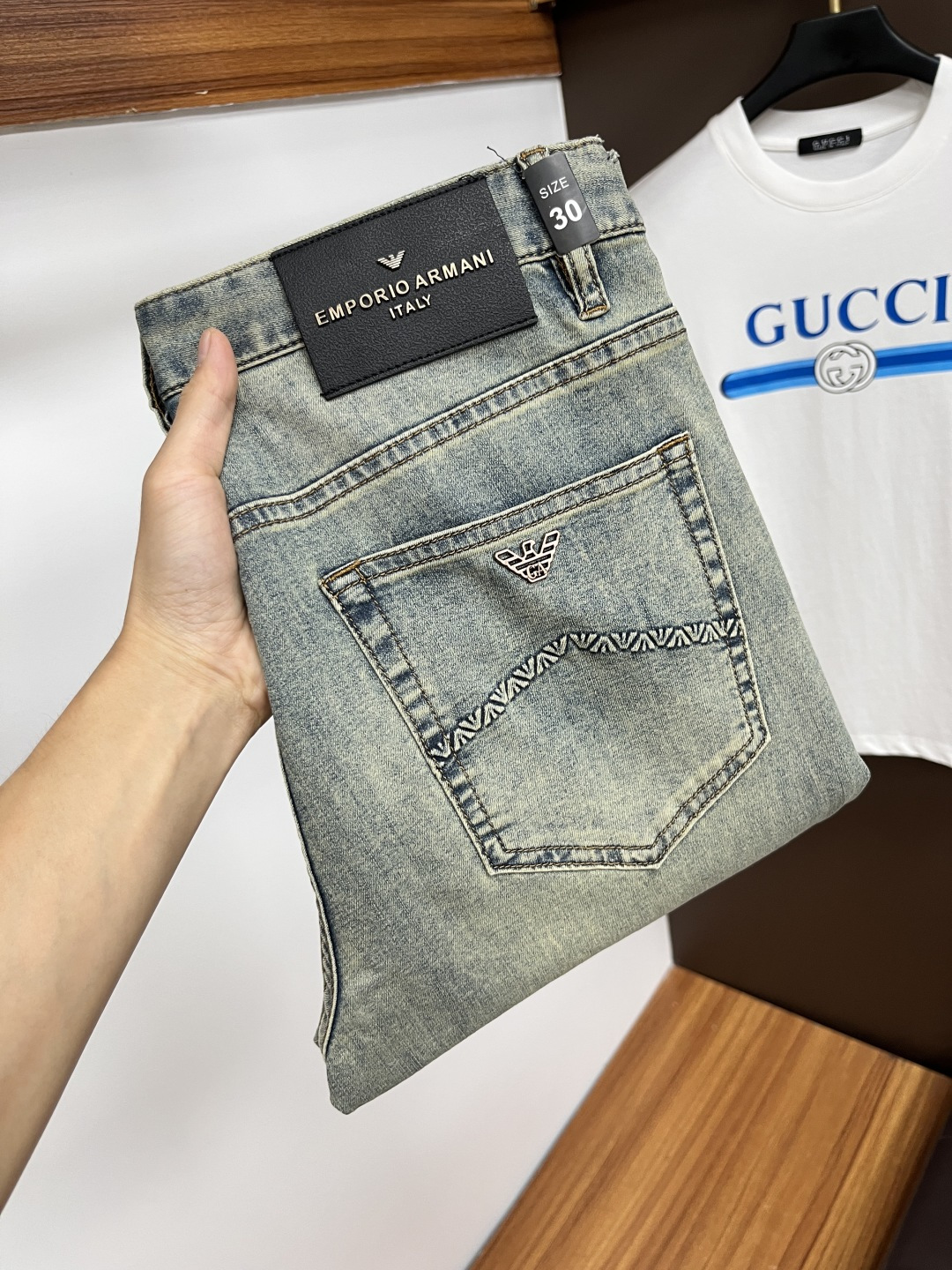 NO:523219,Armani The latest jeans in summer 2025 are stress-free when entering and leaving the store. Hot-selling counters. Taste and value are shared. They are very comfortable to wear. Low-key and luxurious. They are very classy when worn. There is no need to say much about the style and cutting of the pants. The upper body is exquisite and vivid. The truly first-class quality is a top-notch material. The real palace-grade casual pants are made of Turkey cotton and produce the most famous tannin fabric. The quality is excellent. The pants are soft after heavy washing. The straight-footed style is not picky. The upper body is absolutely stylish. QD25 Extremely luxurious!  Size 29-38, Armani,jeans,alexander wang19860909阿玛尼 2025年夏季最新品牛仔裤出入专卖店无压力 专柜热销款 品味与价值共享 身穿着非常舒适 低调不失奢华 穿出去非常有档次,裤型款式和裁剪亦无需多言 上身精致跃然.真正一等一顶级质料 真正殿堂级的休闲裤,选用土耳其的棉花 生产出最有名的单宁布 品质卓然 经过重水洗使得裤子很柔软 直脚的版型 不挑人 上身绝对的有型 QD25 极度奢华！尺码29-38,,armani,jeans,alexander wang,Men's clothing