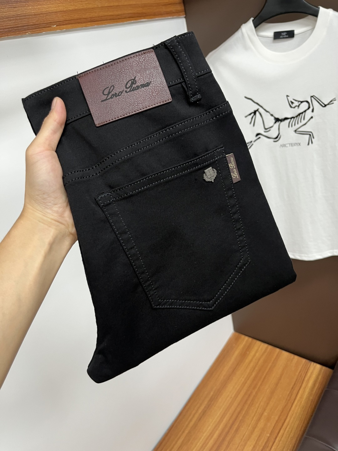 NO:523221,Noya Pianyou, the latest jeans in summer 2025 are stress-free when entering and leaving the store. Hot-selling counters, taste and value sharing. They are very comfortable to wear, low-key and luxurious. They are very classy when worn, and there is no need to say much about the style and cutting of the pants. The upper body is exquisite and vivid. The truly first-class quality is a truly palace-grade casual pants, which are made of Turkey's cotton, and produce the most famous tannin cloth. The quality is excellent. The pants are soft after heavy washing. The straight-footed style is not picky. The upper body is absolutely stylish. QD25 Extremely luxurious!  Size 29-38, jeans,alexander wang19860909诺雅翩悠 2025年夏季最新品牛仔裤出入专卖店无压力 专柜热销款 品味与价值共享 身穿着非常舒适 低调不失奢华 穿出去非常有档次,裤型款式和裁剪亦无需多言 上身精致跃然.真正一等一顶级质料 真正殿堂级的休闲裤,选用土耳其的棉花 生产出最有名的单宁布 品质卓然 经过重水洗使得裤子很柔软 直脚的版型 不挑人 上身绝对的有型 QD25 极度奢华！尺码29-38,,jeans,alexander wang,Men's clothing