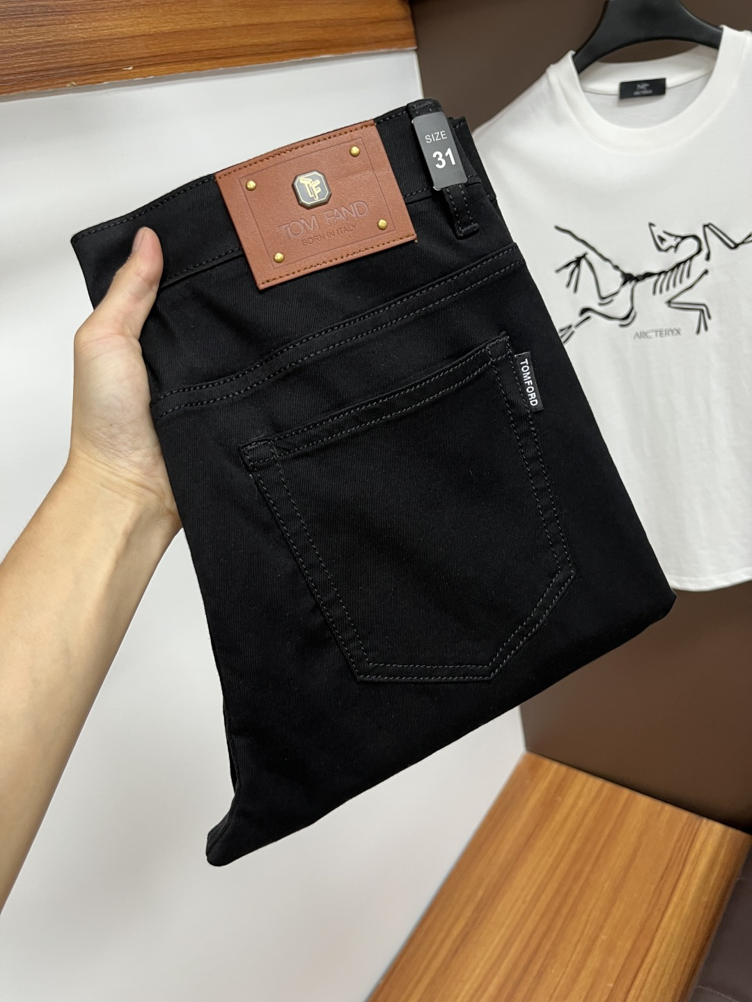 NO:523222,TF 2025 summer latest jeans are stress-free when entering and leaving the store. Hot-selling counters. Taste and value are shared. Very comfortable to wear, low-key and luxurious. It is very classy when worn. There is no need to say much about the style and cutting of the pants. The upper body is exquisite and vivid. The truly first-class quality is a top-notch material. A truly palace-grade casual pants, using Turkish cotton, produce the most famous tannin fabric. The quality is excellent. The pants are soft after heavy washing. The straight-footed style is not picky. The upper body is absolutely stylish. QD25 Extremely luxurious!  Size 29-38,,tom ford,jeans,alexander wang19860909TF 2025年夏季最新品牛仔裤出入专卖店无压力 专柜热销款 品味与价值共享 身穿着非常舒适 低调不失奢华 穿出去非常有档次,裤型款式和裁剪亦无需多言 上身精致跃然.真正一等一顶级质料 真正殿堂级的休闲裤,选用土耳其的棉花 生产出最有名的单宁布 品质卓然 经过重水洗使得裤子很柔软 直脚的版型 不挑人 上身绝对的有型 QD25 极度奢华！尺码29-38,,tom ford,jeans,alexander wang,Men's clothing