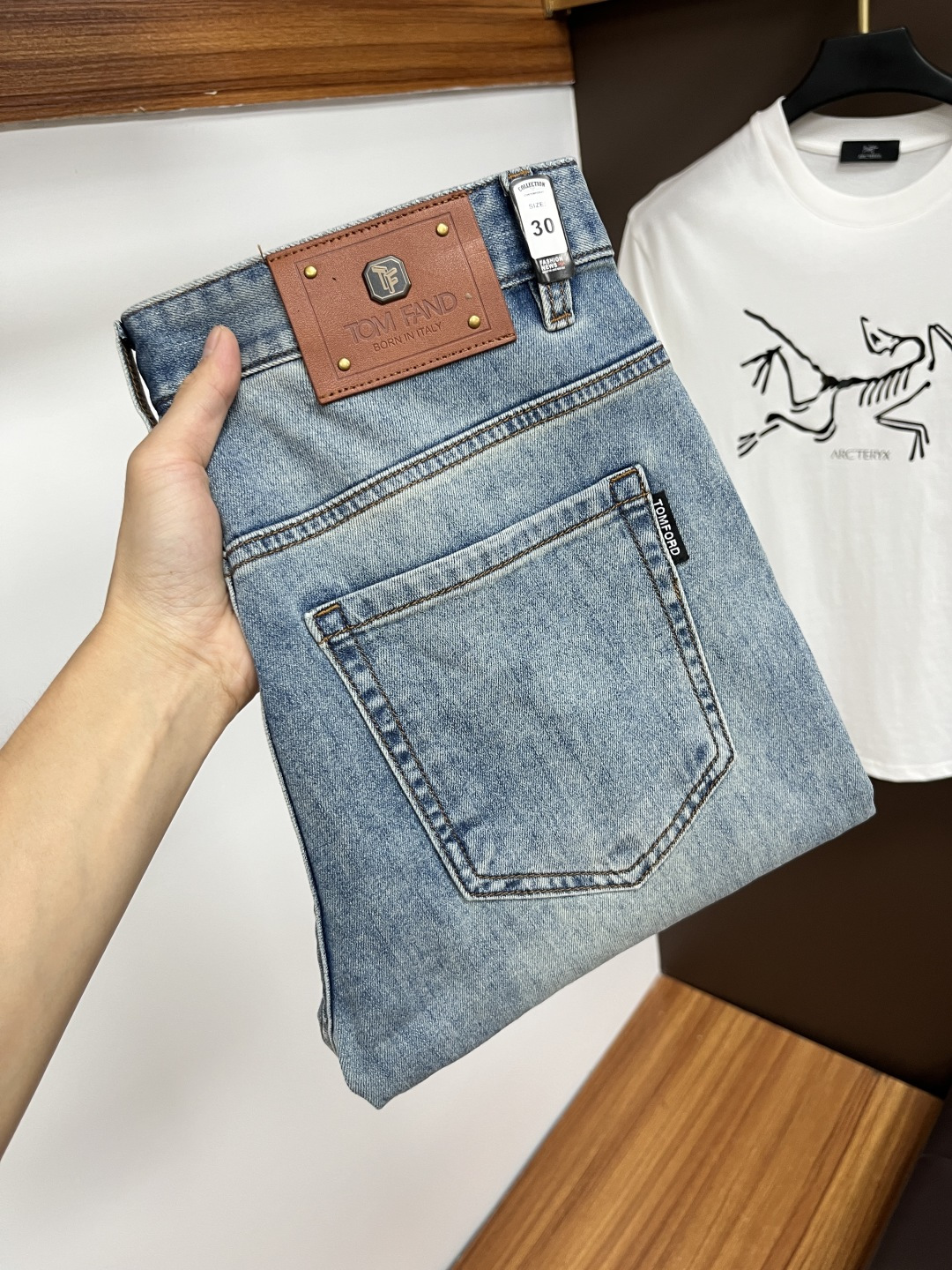 NO:523210,TF's latest summer 2025 jeans are stress-free when entering and leaving the store. The counter is popular. Taste and value are shared. It is very comfortable to wear. It is low-key and luxurious. It is very classy when worn. The trouser style and cutting are not too much. The upper body is exquisite and vivid. It is truly first-class and top-quality. The real palace-grade casual pants are made of Turkey cotton and produce the most famous tannin cloth. The quality is excellent. It is heavy washing and makes the pants very soft. The straight-footed style is not picky. The upper body is absolutely stylish. QD25 Extremely luxurious!  Size 29-38,,tom ford,jeans,alexander wang19860909TF 2025年夏季最新品牛仔裤出入专卖店无压力 专柜热销款 品味与价值共享 身穿着非常舒适 低调不失奢华 穿出去非常有档次,裤型款式和裁剪亦无需多言 上身精致跃然.真正一等一顶级质料 真正殿堂级的休闲裤,选用土耳其的棉花 生产出最有名的单宁布 品质卓然 经过重水洗使得裤子很柔软 直脚的版型 不挑人 上身绝对的有型 QD25 极度奢华！尺码29-38,,tom ford,jeans,alexander wang,Men's clothing