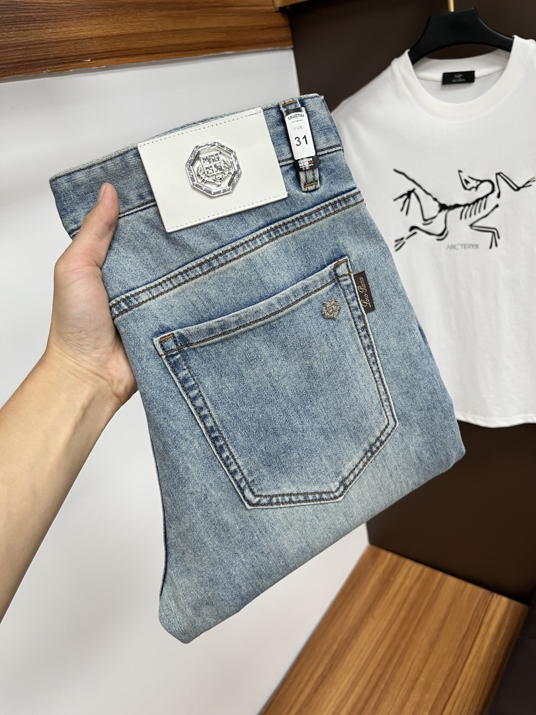 NO:523211,Noya Pianyou, the latest jeans in summer 2025 are stress-free when entering and leaving the store. Hot-selling counters, taste and value sharing. They are very comfortable to wear, low-key and luxurious. They are very classy when worn, and there is no need to say much about the style and cutting of the pants. The upper body is exquisite and vivid. The truly first-class quality is a truly palace-grade casual pants, which are made of Turkey's cotton, and produce the most famous tannin cloth. The quality is excellent. The pants are soft after heavy washing. The straight-footed style is not picky. The upper body is absolutely stylish. QD25 Extremely luxurious!  Size 29-38, jeans,alexander wang19860909诺雅翩悠 2025年夏季最新品牛仔裤出入专卖店无压力 专柜热销款 品味与价值共享 身穿着非常舒适 低调不失奢华 穿出去非常有档次,裤型款式和裁剪亦无需多言 上身精致跃然.真正一等一顶级质料 真正殿堂级的休闲裤,选用土耳其的棉花 生产出最有名的单宁布 品质卓然 经过重水洗使得裤子很柔软 直脚的版型 不挑人 上身绝对的有型 QD25 极度奢华！尺码29-38,,jeans,alexander wang,Men's clothing