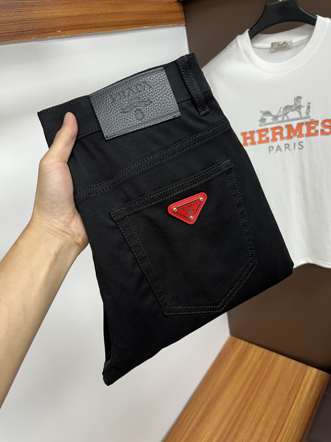 NO:523212,Prada The latest summer 2025 jeans are stress-free when entering and leaving the store. The counter is popular. Taste and value are shared. It is very comfortable to wear. It is low-key and luxurious. It is very classy when worn. The trouser style and cutting are not much to say. The upper body is exquisite and vivid. It is truly first-class and top-quality. The real palace-grade casual pants are made of Turkish cotton and produce the most famous tannin cloth. The quality is excellent. It is heavy washing and makes the pants very soft. The straight-footed style is not picky. The upper body is absolutely stylish. QD25 Extremely luxurious!  Size 29-38, prada, jeans, alexander wang19860909普拉达 2025年夏季最新品牛仔裤出入专卖店无压力 专柜热销款 品味与价值共享 身穿着非常舒适 低调不失奢华 穿出去非常有档次,裤型款式和裁剪亦无需多言 上身精致跃然.真正一等一顶级质料 真正殿堂级的休闲裤,选用土耳其的棉花 生产出最有名的单宁布 品质卓然 经过重水洗使得裤子很柔软 直脚的版型 不挑人 上身绝对的有型 QD25 极度奢华！尺码29-38,,prada,jeans,alexander wang,Men's clothing