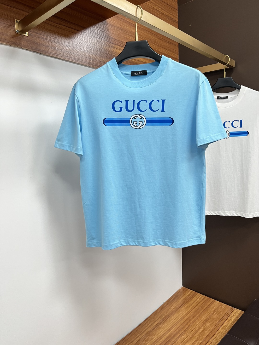 NO:523215,Guqi 25 spring and summer new brand letter logo logo short-sleeved T-shirt, DB customized 80 double-strand mercerized cotton fabric; six colors are sent in a uniform size M-3XL Please report height and weight for the order, T-shirt,tees, t-shirt,alexander wang19860909古奇 25春夏新品品牌字母徽标标识短袖T恤,DB定制80支双股丝光棉面料；六色齐发 尺码M-3XL 报单请报身高体重,,T-shirt,tees，t-shirt,alexander wang,Men's clothing