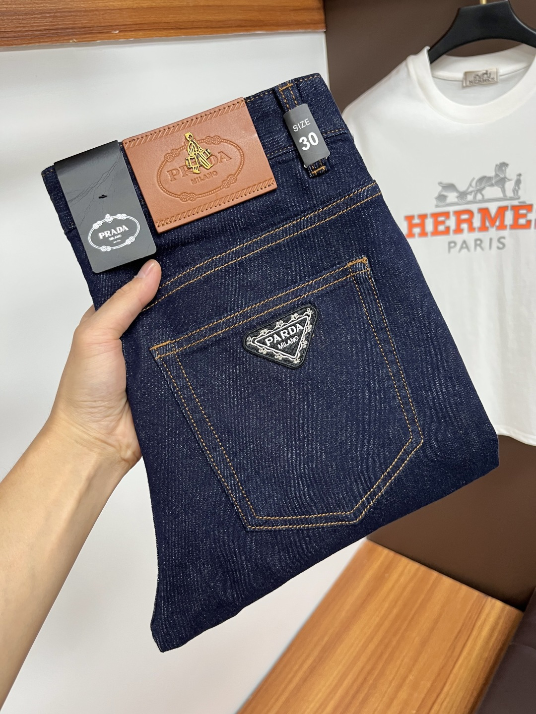 NO:524271,Prada's latest summer jeans are stress-free when entering and leaving the store. The counter is popular. Taste and value are shared. It is very comfortable to wear. It is low-key and luxurious. It is very classy when worn. The trouser style and cutting are not too much. The upper body is exquisite and vivid. It is truly first-class and top-quality. The real palace-grade casual pants are made of Turkish cotton and produce the most famous tannin cloth. The quality is excellent. It is heavy washed and makes the pants very soft. The straight-footed style is not picky. The upper body is absolutely stylish. QD25 Extremely luxurious!  Size 29-38, prada, jeans, alexander wang19860909普拉达 年夏季最新品牛仔裤出入专卖店无压力 专柜热销款 品味与价值共享 身穿着非常舒适 低调不失奢华 穿出去非常有档次,裤型款式和裁剪亦无需多言 上身精致跃然.真正一等一顶级质料 真正殿堂级的休闲裤,选用土耳其的棉花 生产出最有名的单宁布 品质卓然 经过重水洗使得裤子很柔软 直脚的版型 不挑人 上身绝对的有型 QD25 极度奢华！尺码29-38,,prada,jeans,alexander wang,Men's clothing