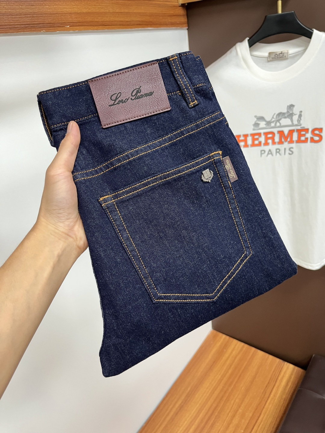 NO:524272,Noya Pianyou, the latest jeans in summer are stress-free when entering and leaving the store. Hot-selling counters, taste and value sharing. They are very comfortable to wear, low-key and luxurious. They are very classy when worn, and there is no need to say much about the style and cutting of the pants. The upper body is exquisite and vivid. The truly first-class quality is a truly palace-grade casual pants, which are made of Turkish cotton, and produce the most famous tannin cloth. The quality is excellent. The pants are soft after heavy washing. The straight-footed style is not picky. The upper body is absolutely stylish. QD25 Extremely luxurious!  Size 29-38, jeans,alexander wang19860909诺雅翩悠 年夏季最新品牛仔裤出入专卖店无压力 专柜热销款 品味与价值共享 身穿着非常舒适 低调不失奢华 穿出去非常有档次,裤型款式和裁剪亦无需多言 上身精致跃然.真正一等一顶级质料 真正殿堂级的休闲裤,选用土耳其的棉花 生产出最有名的单宁布 品质卓然 经过重水洗使得裤子很柔软 直脚的版型 不挑人 上身绝对的有型 QD25 极度奢华！尺码29-38,,jeans,alexander wang,Men's clothing