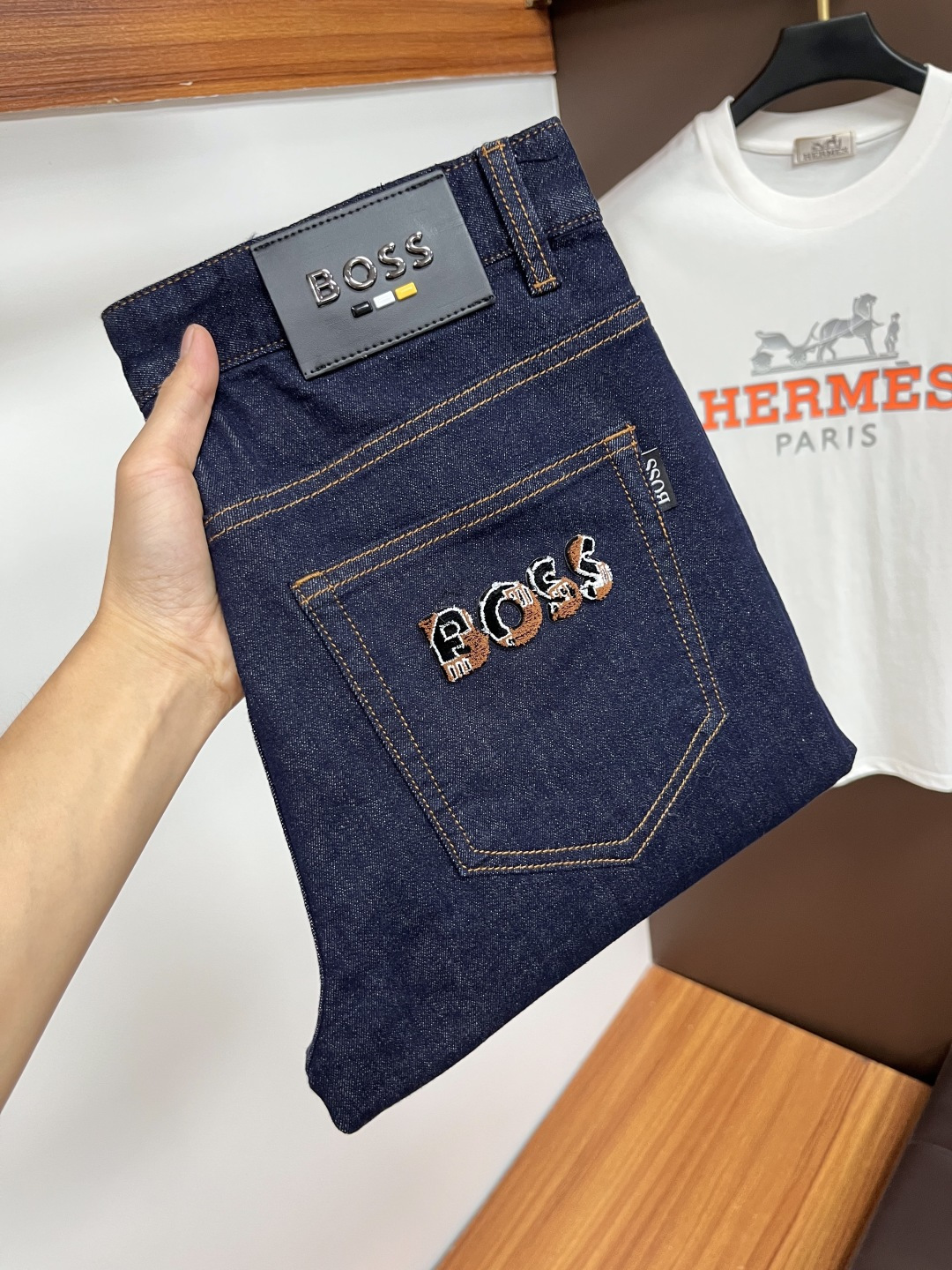 NO:524274,The latest jeans in the summer of the BOSS are stress-free when entering and leaving the store. Hot-selling counters. Taste and value are shared. They are very comfortable to wear. Low-key and luxurious. They are very classy when worn. There is no need to say much about the style and cutting of the pants. The upper body is exquisite and vivid. The true first-class quality is a truly palace-grade casual pants, which are made of Turkish cotton, and produce the most famous tannin cloth. The quality is excellent. The pants are soft after heavy washing. The straight-footed style is not picky. The upper body is absolutely stylish. QD25 Extremely luxurious!  Size 29-38, jeans,alexander wang19860909BOSS 年夏季最新品牛仔裤出入专卖店无压力 专柜热销款 品味与价值共享 身穿着非常舒适 低调不失奢华 穿出去非常有档次,裤型款式和裁剪亦无需多言 上身精致跃然.真正一等一顶级质料 真正殿堂级的休闲裤,选用土耳其的棉花 生产出最有名的单宁布 品质卓然 经过重水洗使得裤子很柔软 直脚的版型 不挑人 上身绝对的有型 QD25 极度奢华！尺码29-38,,jeans,alexander wang,Men's clothing